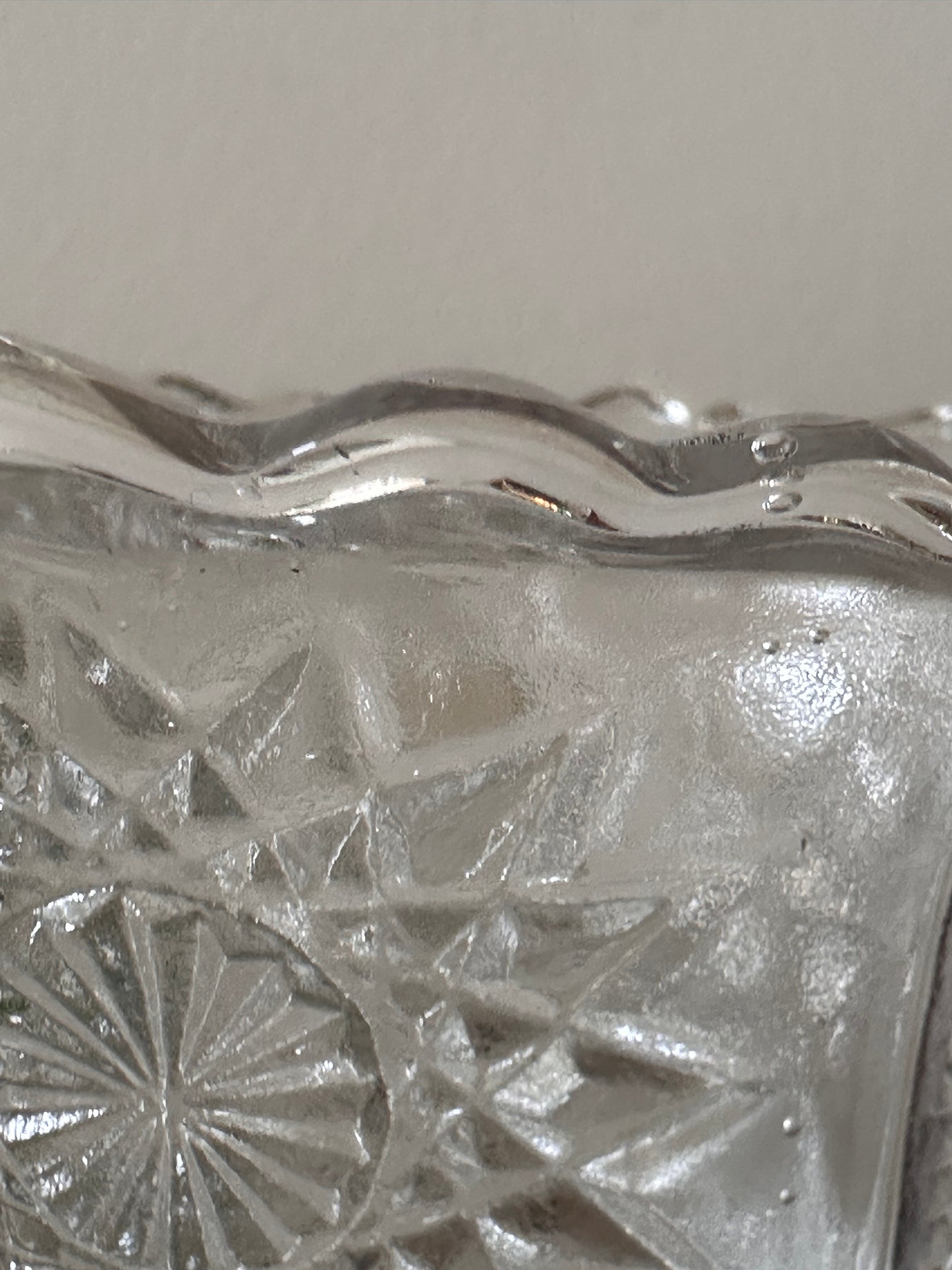 Tafellampje van hout en glas