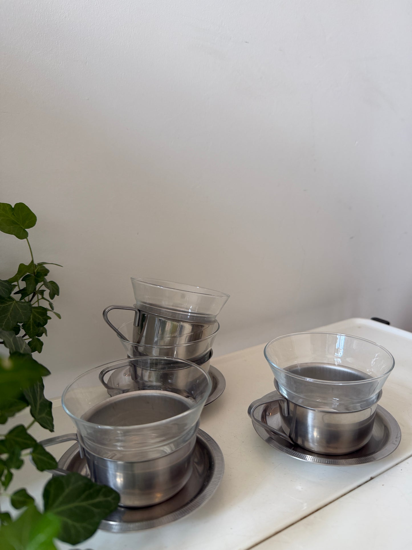 Set van 4 theeglazen in chroom houder en chroom schotel