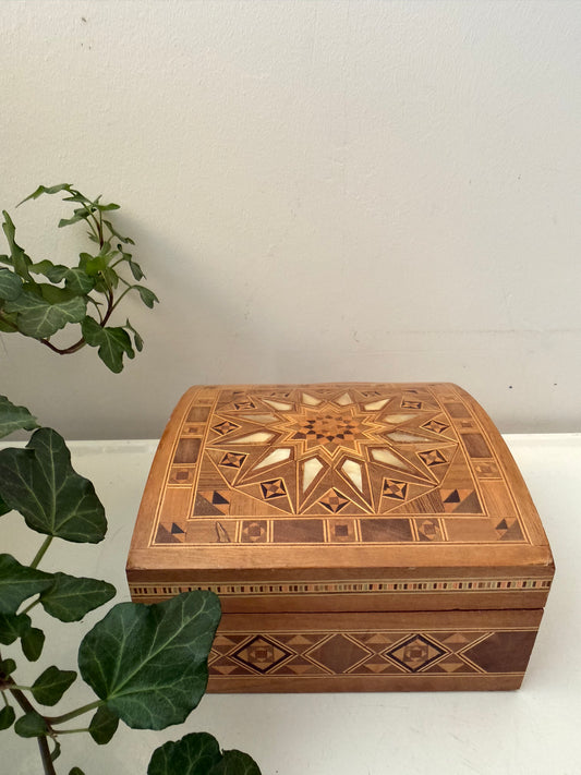 Houten bewaardoos met sterpatroon