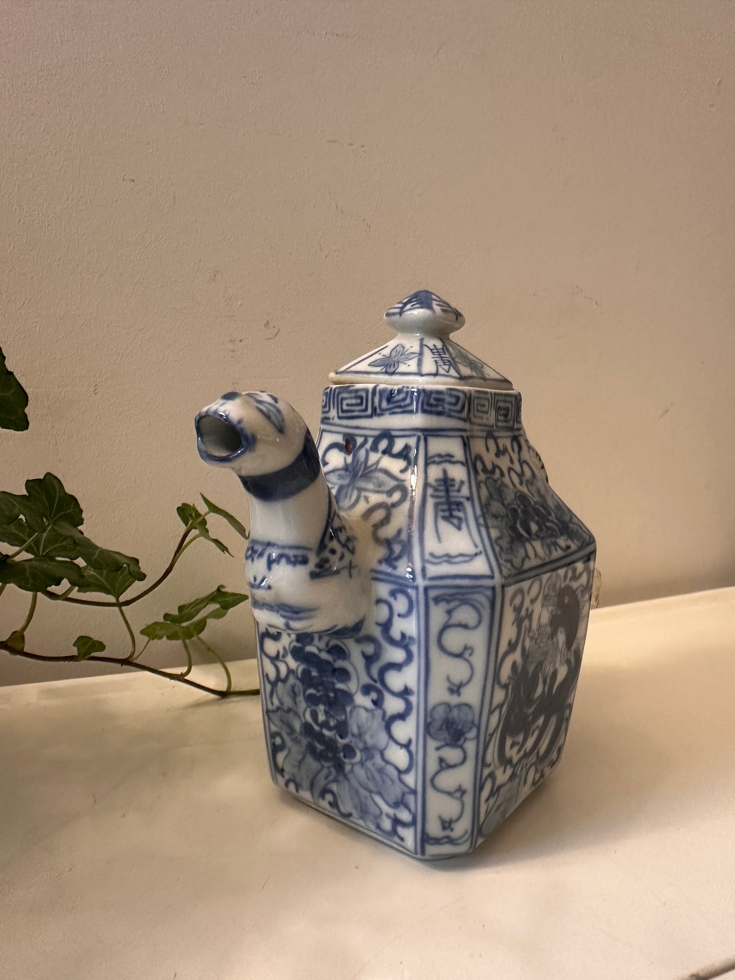 Blauw wit porseleinen theepot