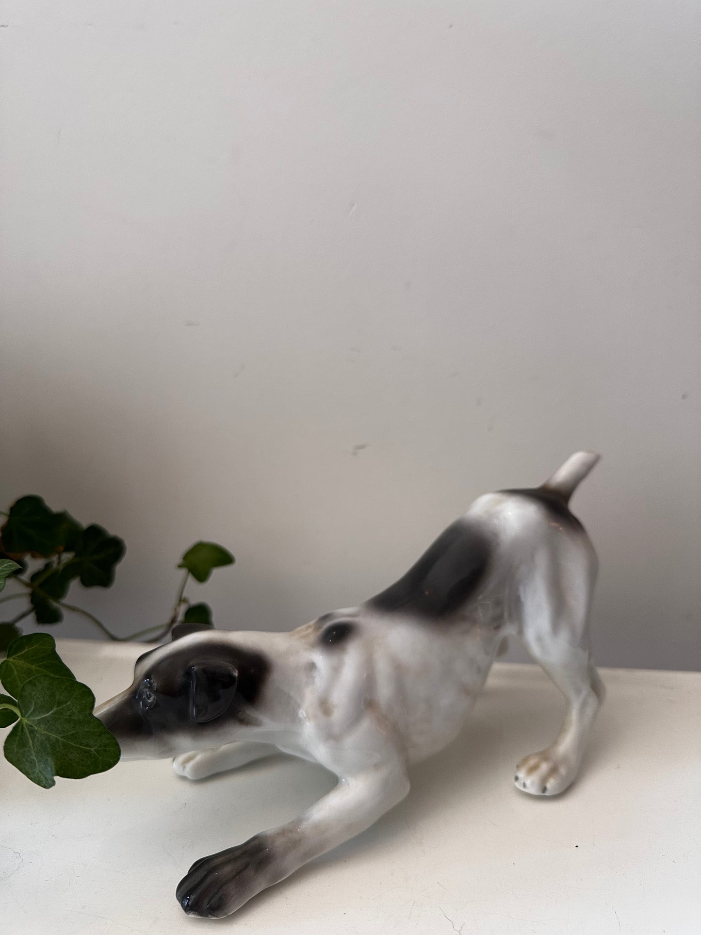 Porseleinen beeldje jachthond