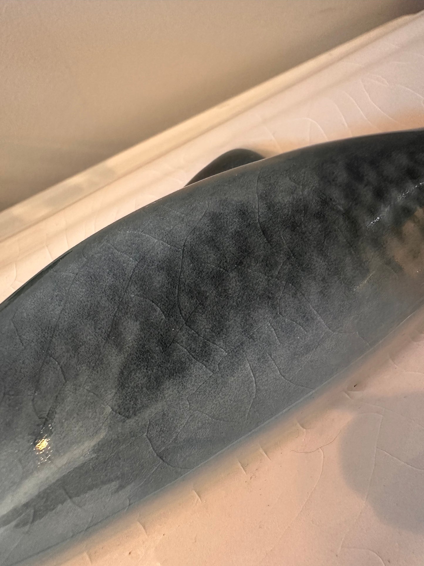 Porseleinen terrine met vis op de deksel