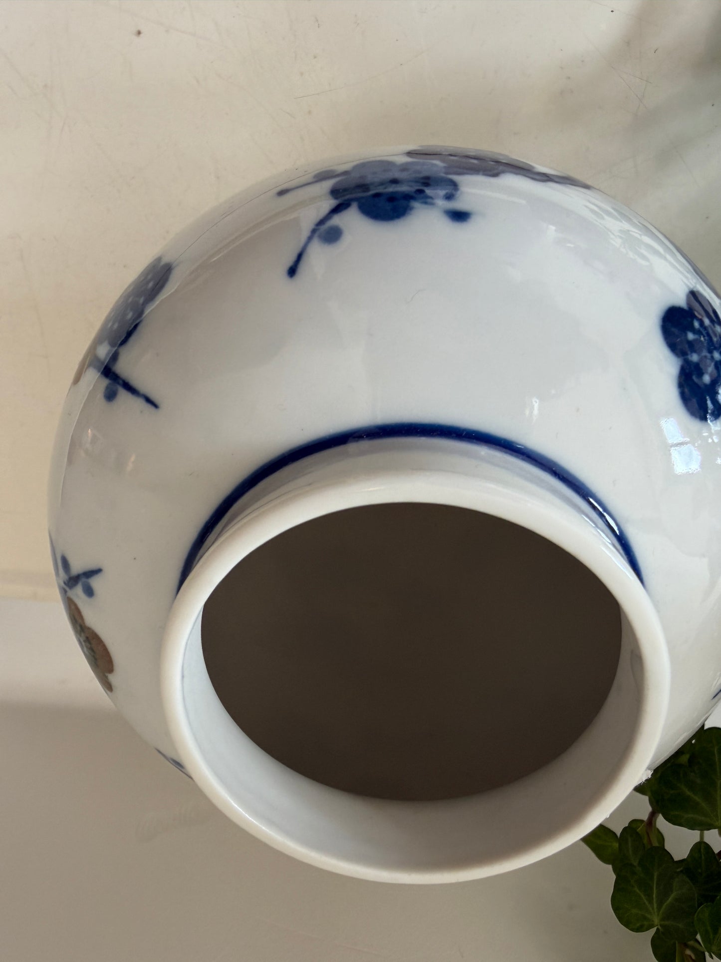 Porseleinen vaas met bloempot