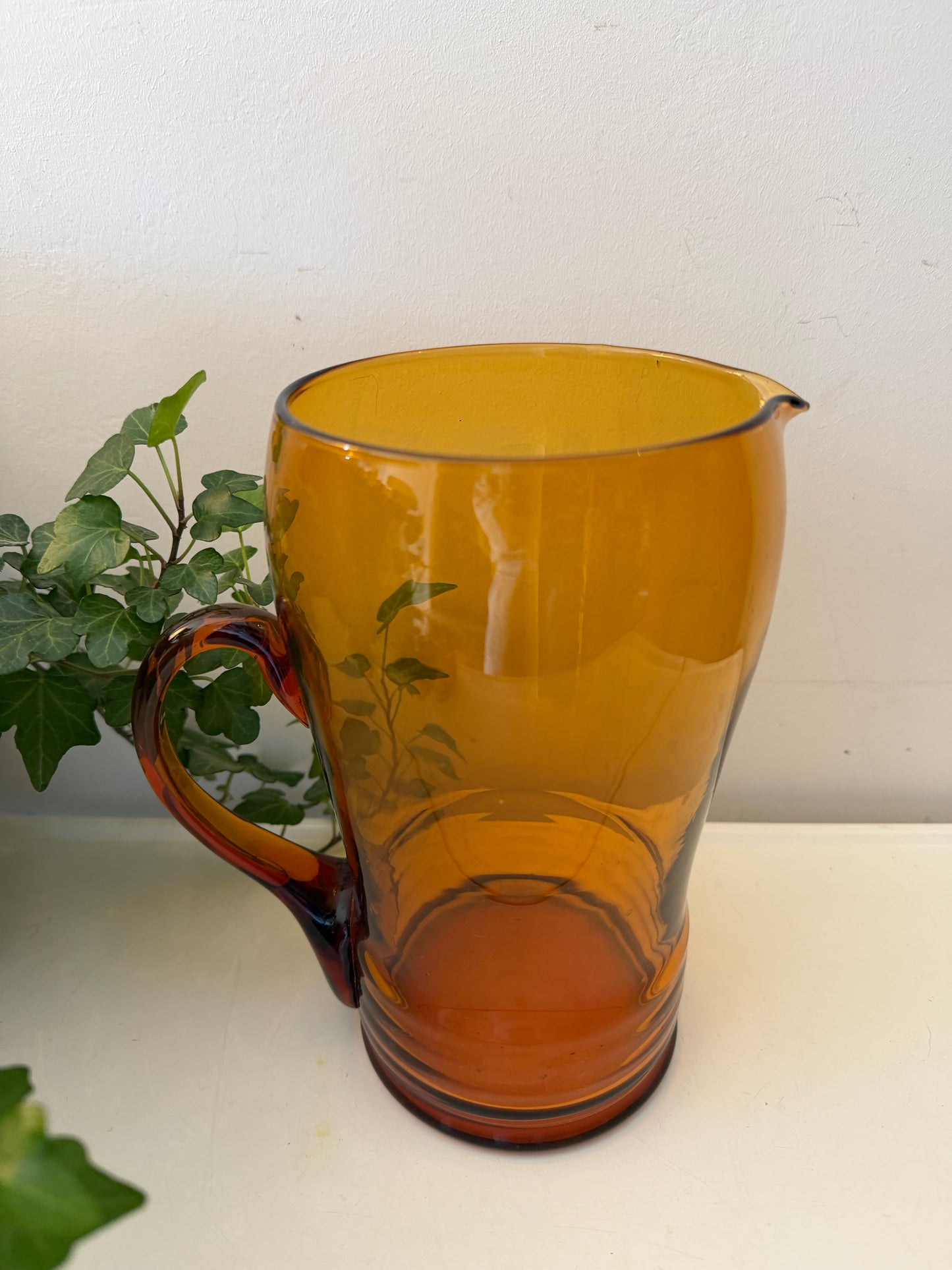 Amberkleurige glazen waterkan