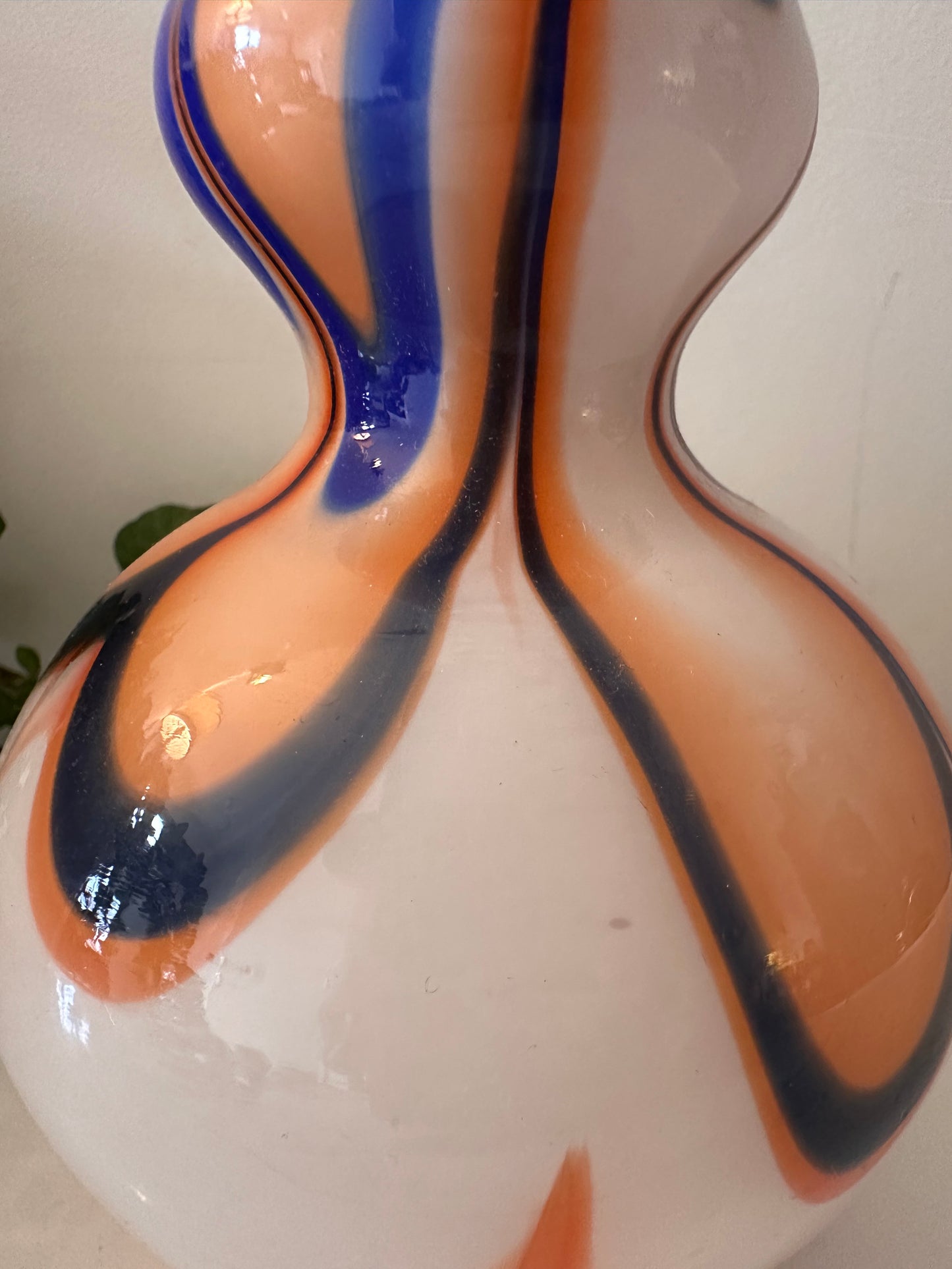 Mondgeblazen vaas met swirlpatroon