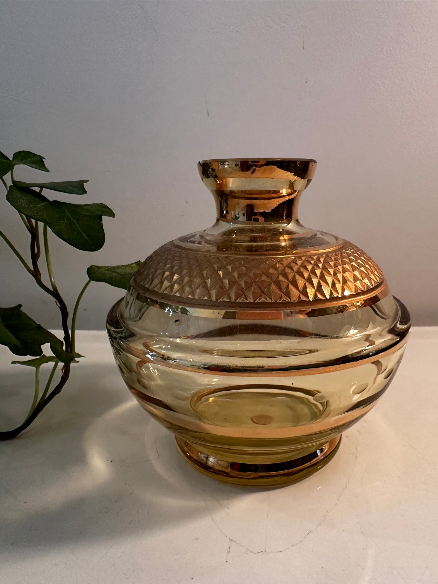 Vintage glazen vaasje met goudkleurig design