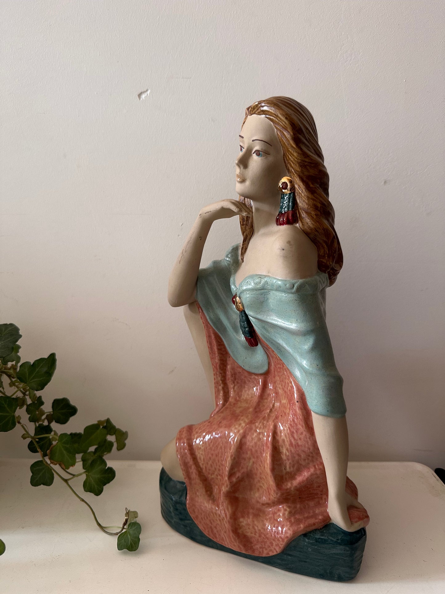 Art Deco beeld van zittende vrouw