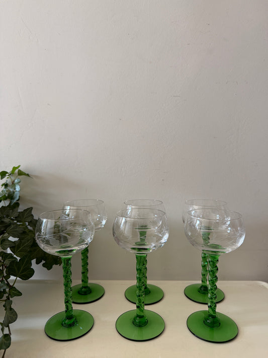 Set van 6 wijnglazen op groene voet