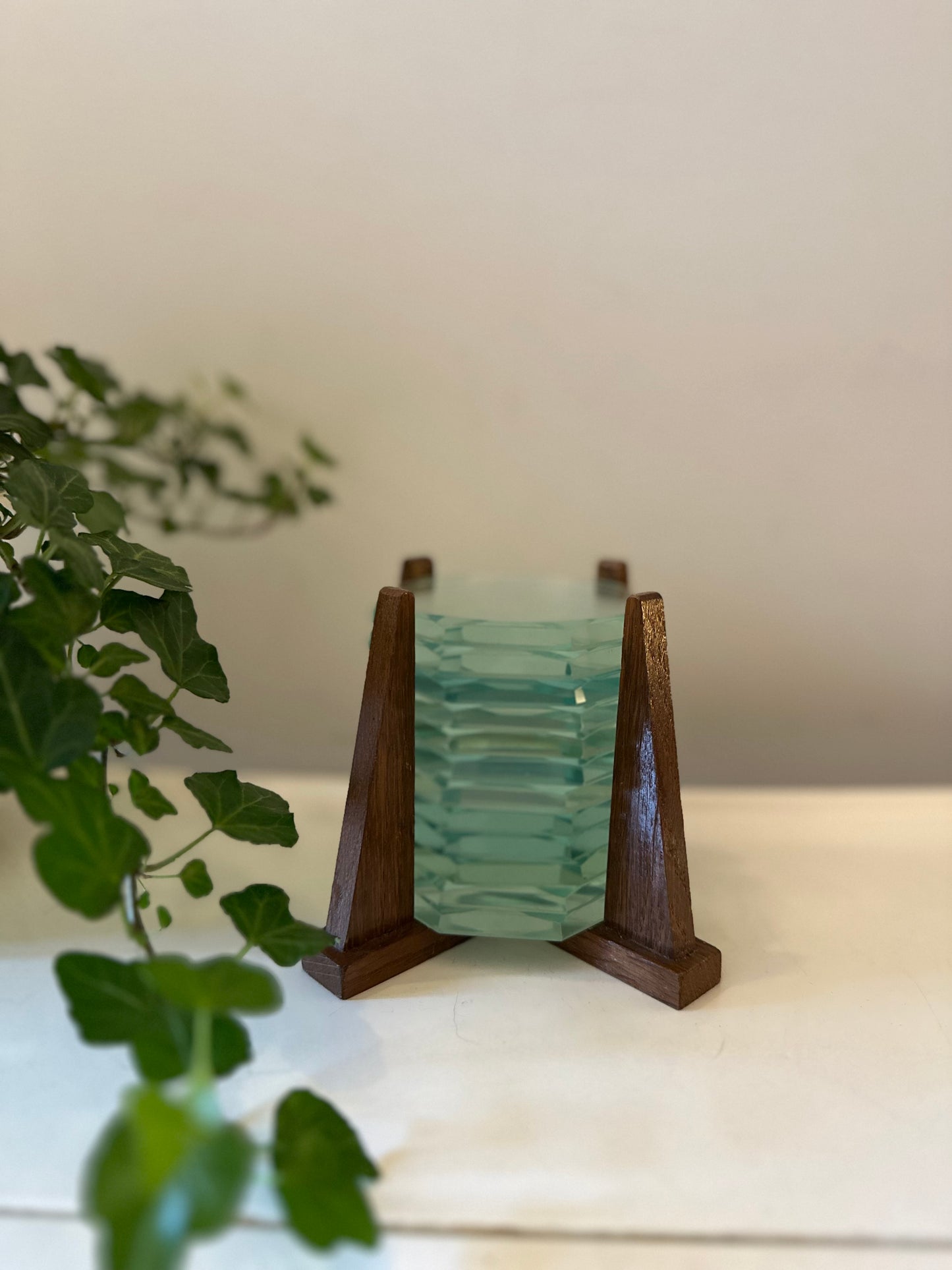 Glazen onderzetters in houten standaard