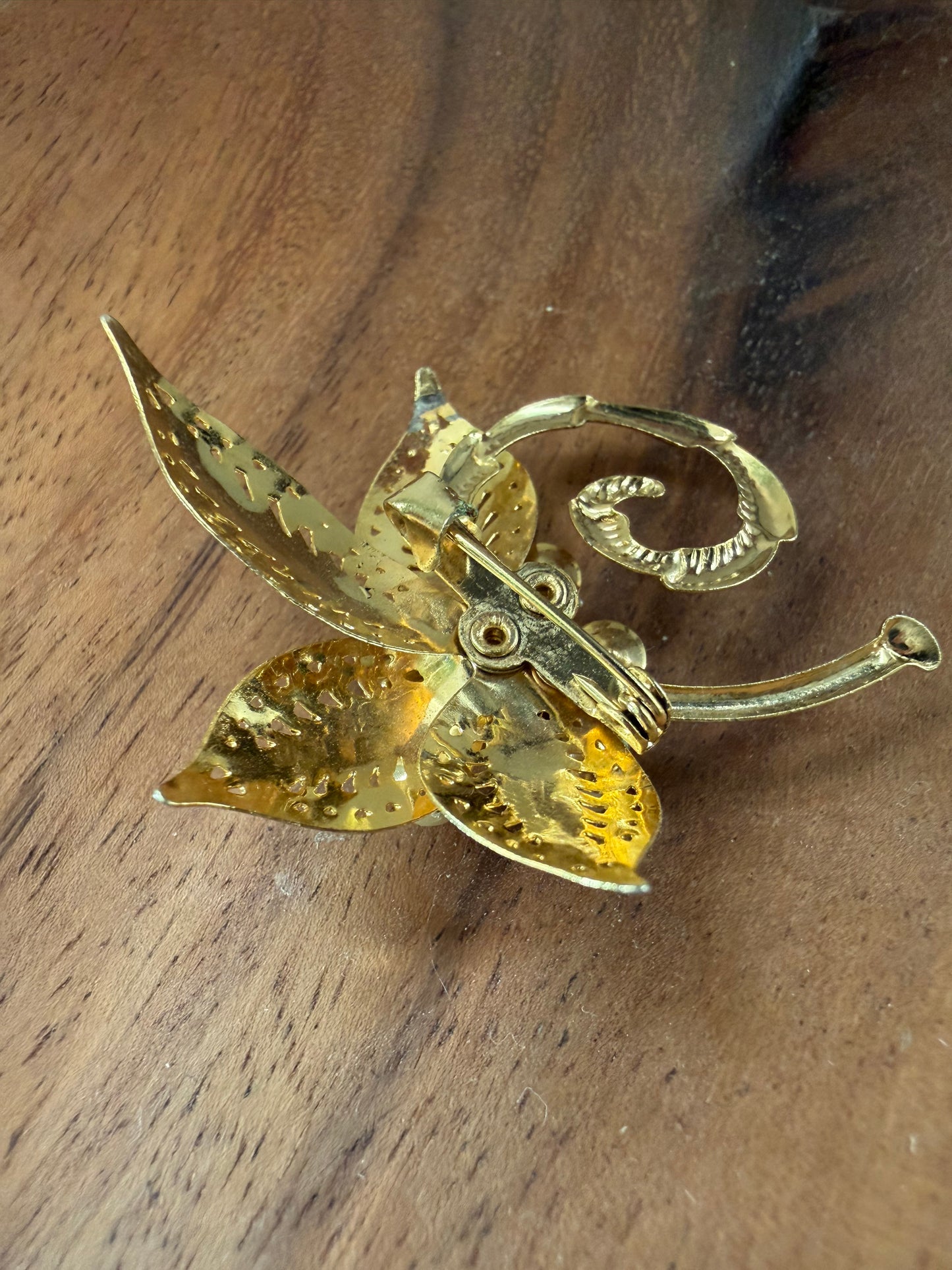 Goudkleurige broche met parels