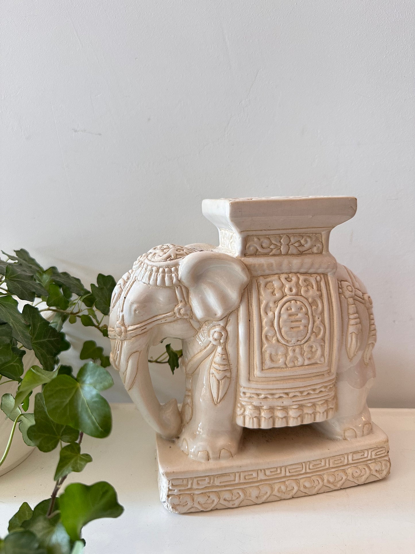 Klein keramieken plantentafeltje olifant