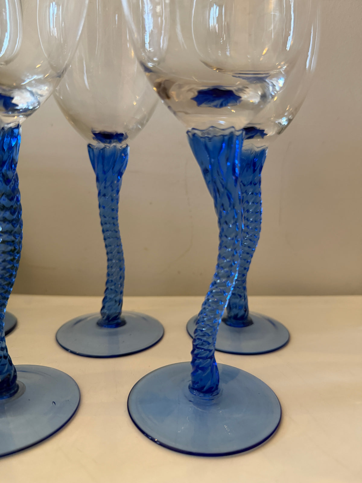 Wijnglazen met blauwe Wavy voet