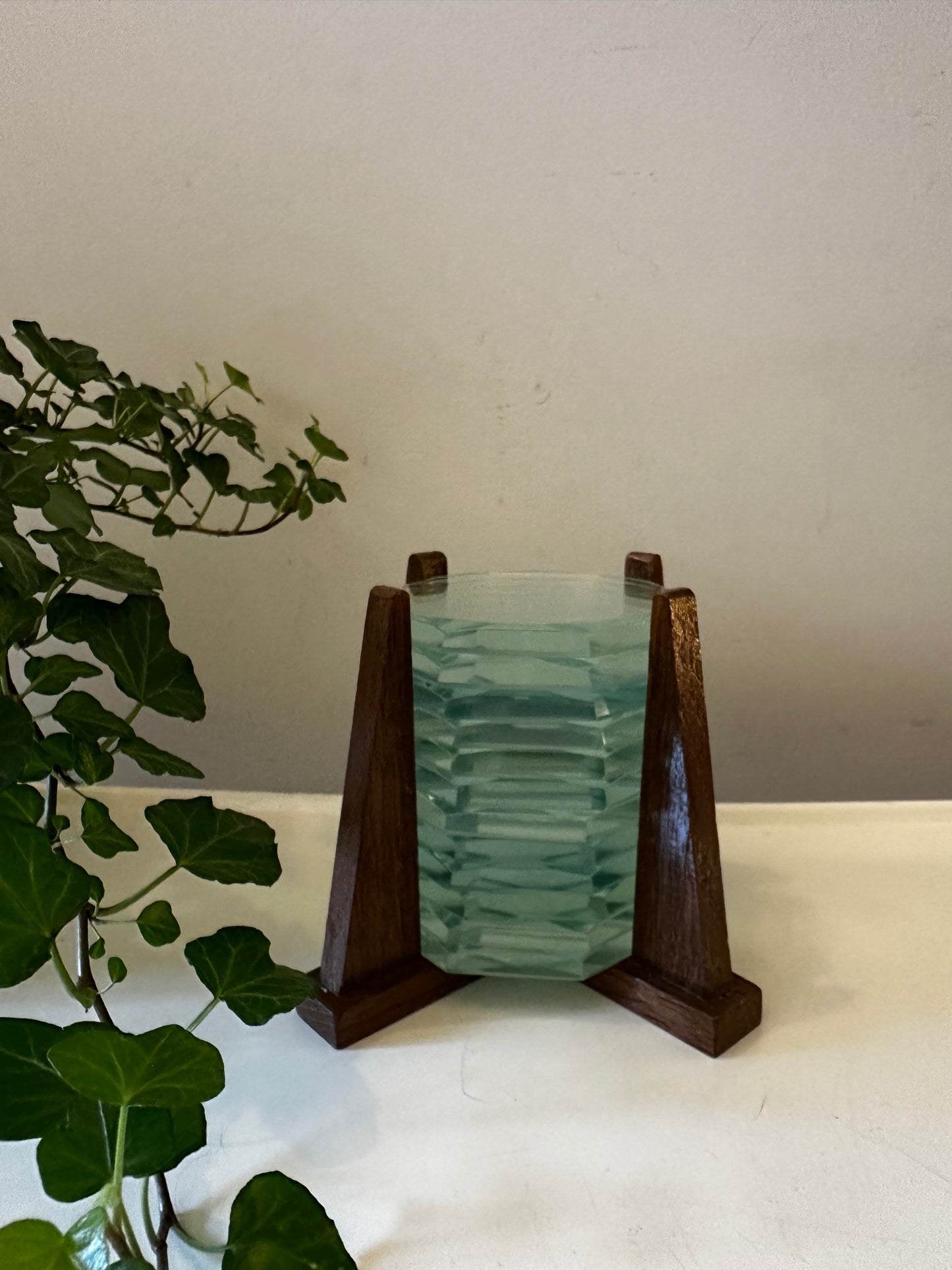Glazen onderzetters in houten standaard