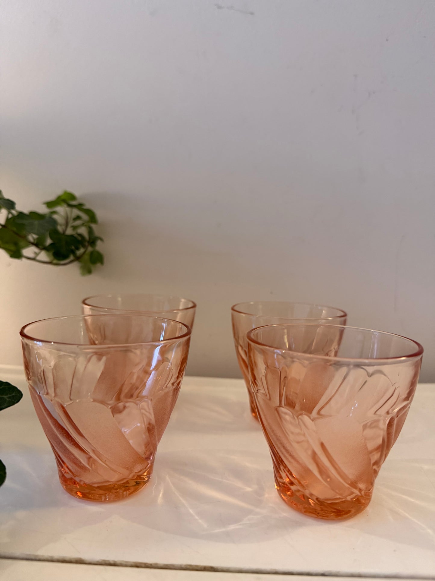 4 Glaasjes Art Deco pers glas