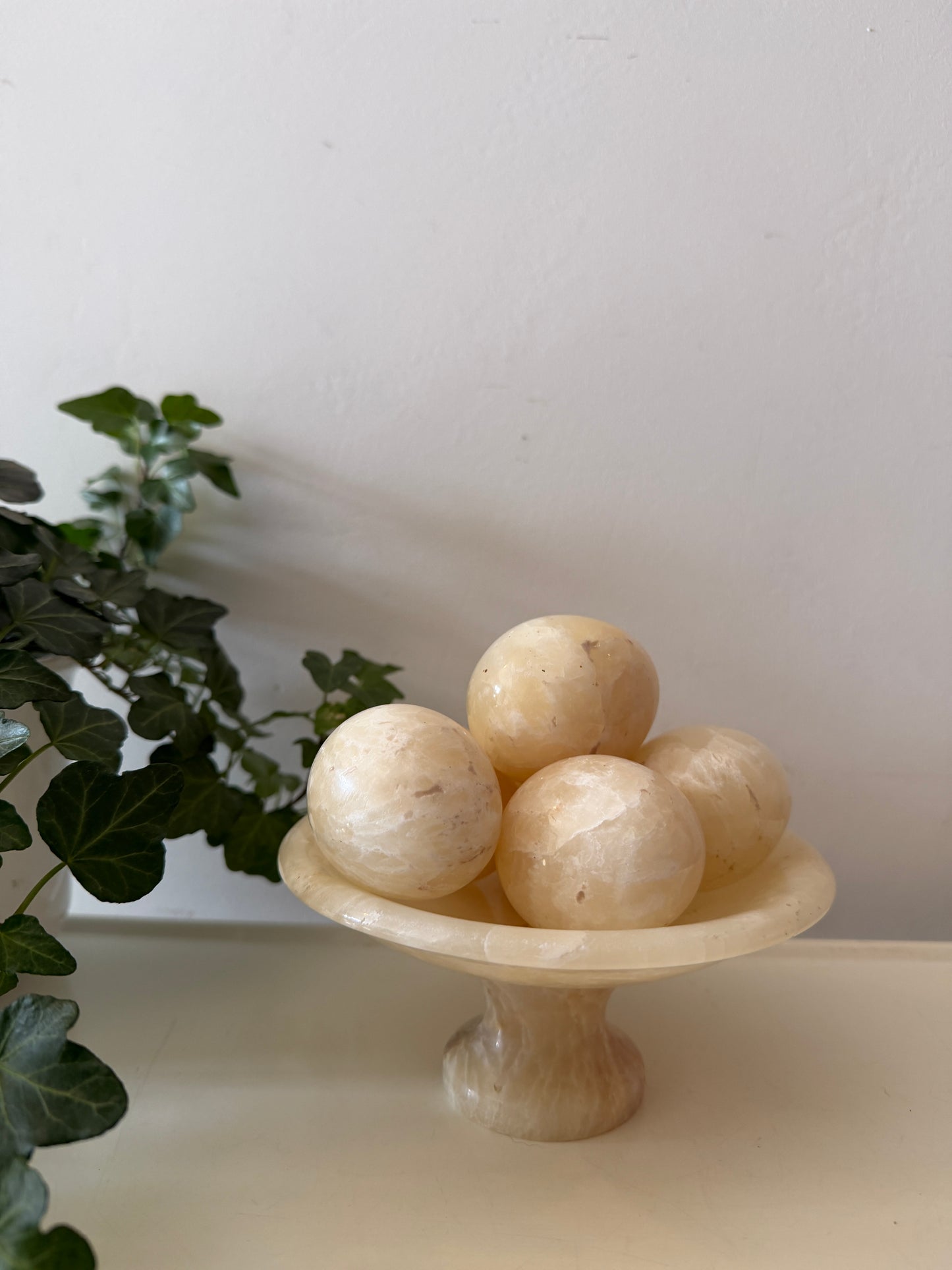 Italiaans albast schaal met 6 bollen