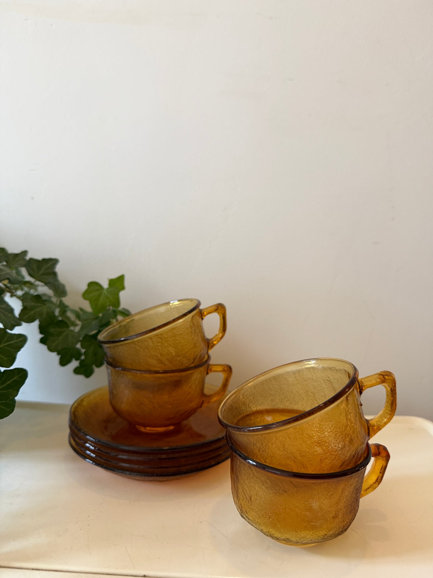 Set van 4 kop en schotels amberkleurig