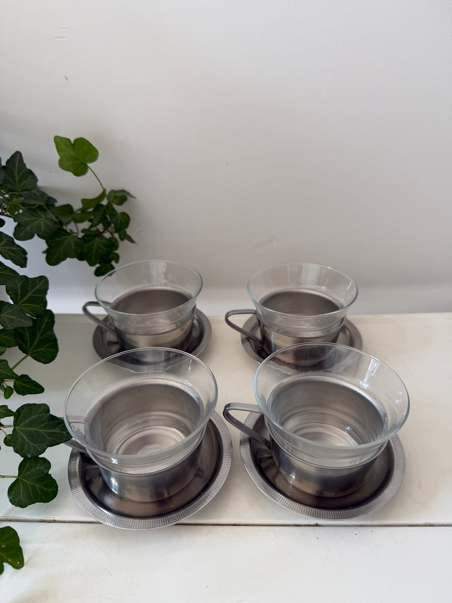 Set van 4 theeglazen in chroom houder en chroom schotel