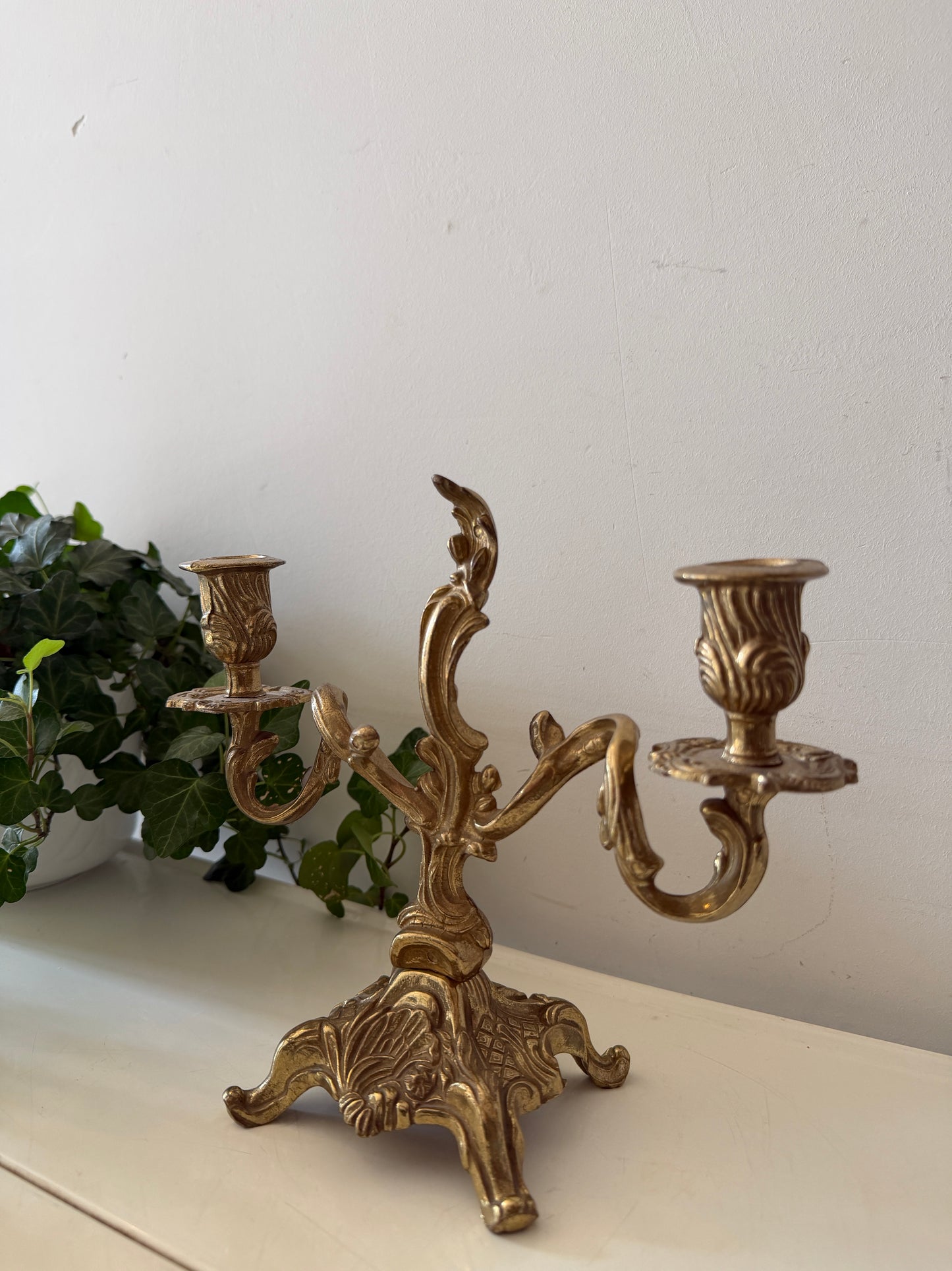 Twee armige messing kandelaar