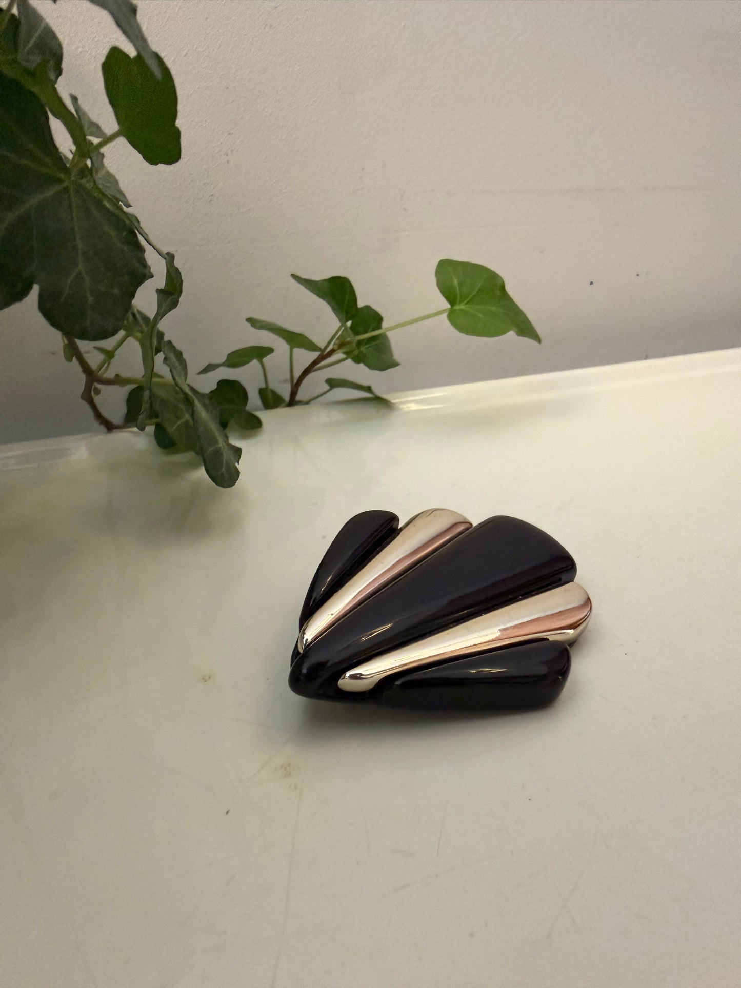 Zwart met zilver kleurige broche