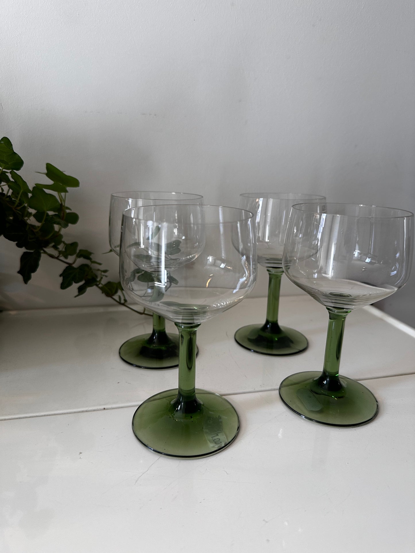 Set van 4 vintage wijnglazen op groene voet