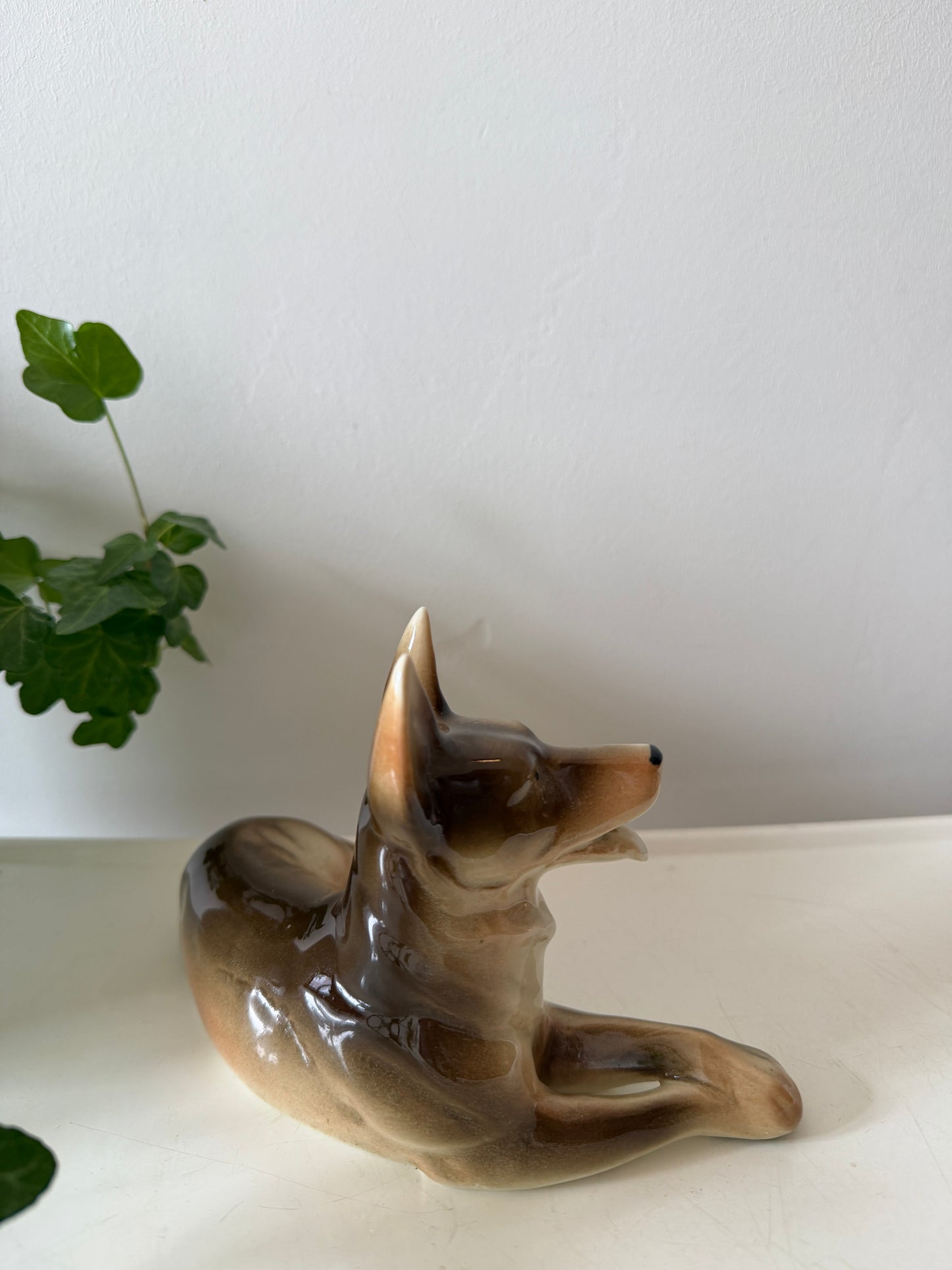 Porseleinen beeldje herdershond