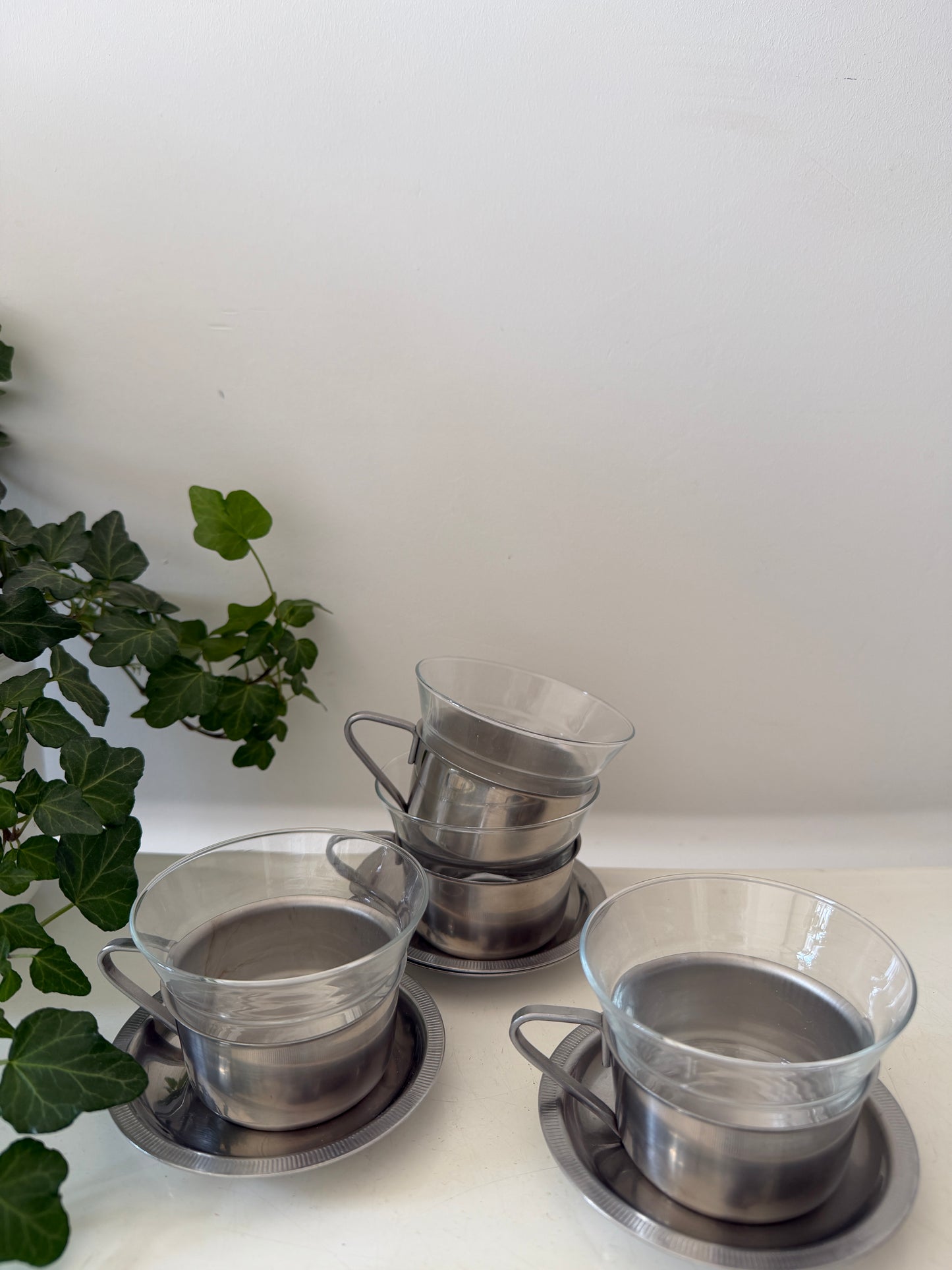 Set van 4 theeglazen in chroom houder en chroom schotel