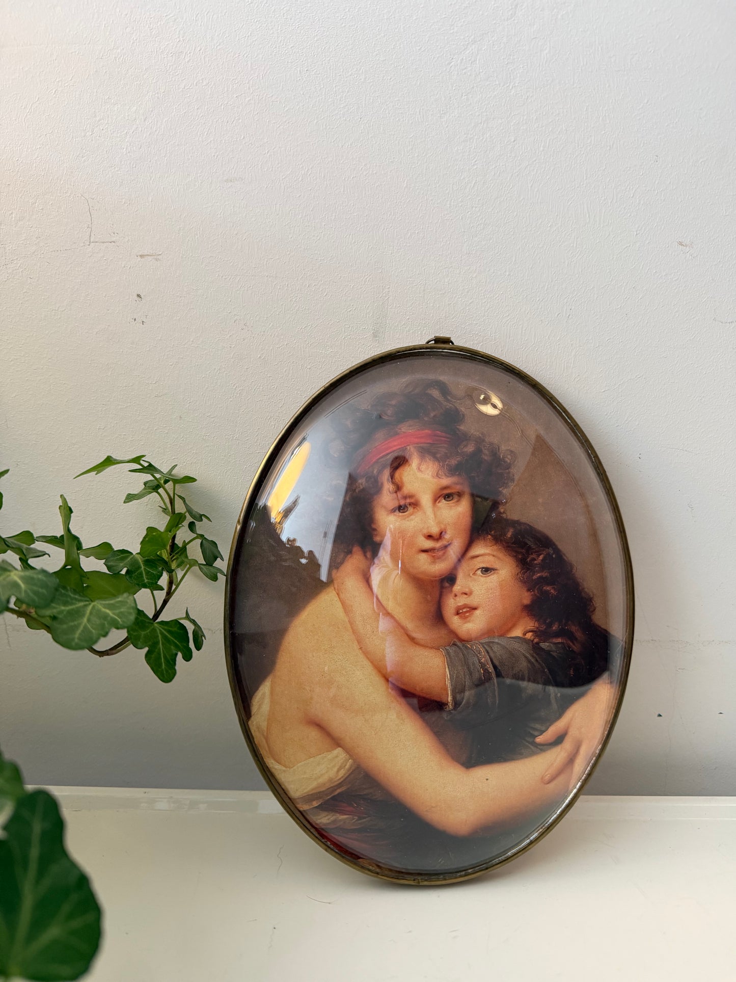 Prent moeder en kind in ovale lijst met bol glas