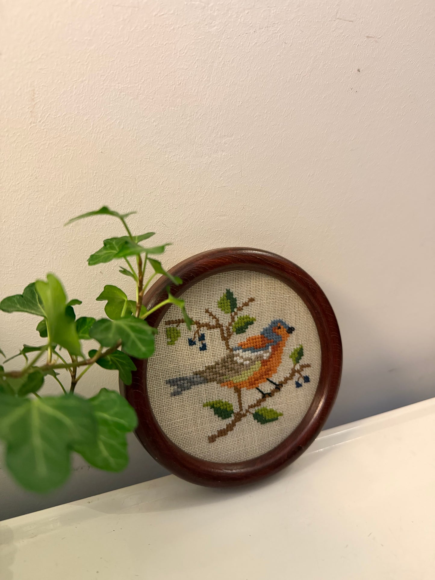 Vintage borduurwerkje in rond lijstje