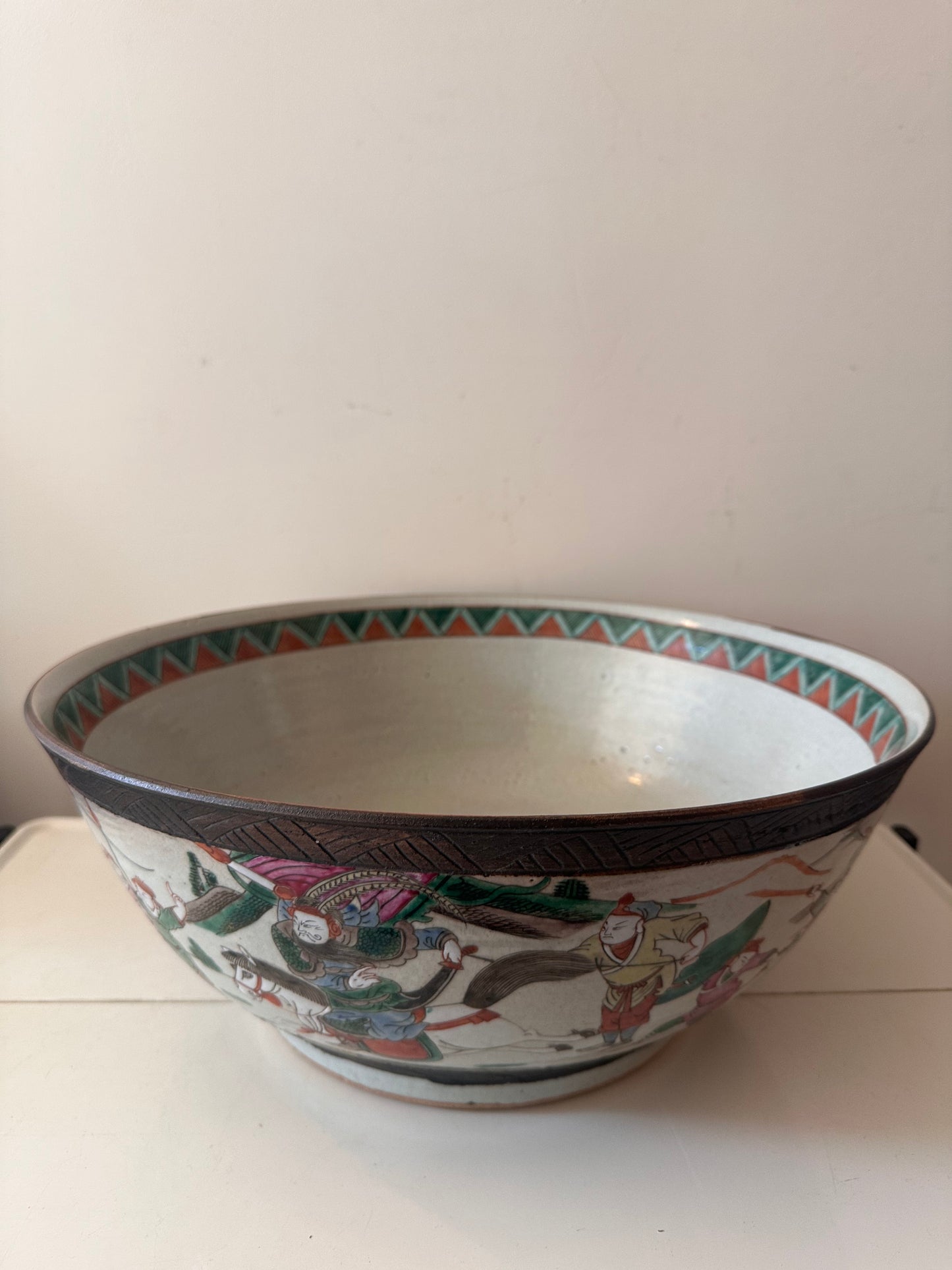 Chinees porseleinen schaal met krijgersdecor