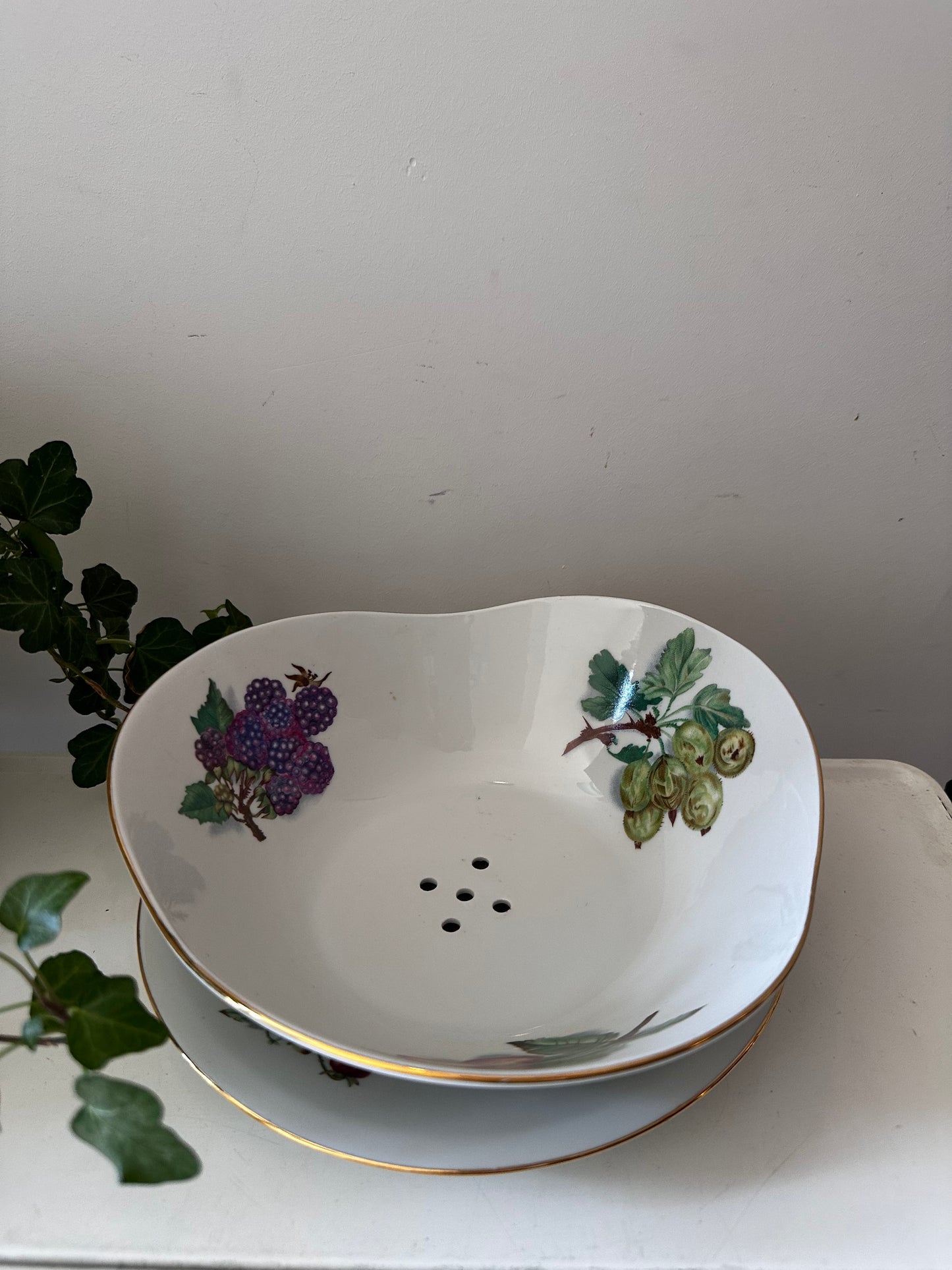 Porseleinen fruitschaal met onderbord