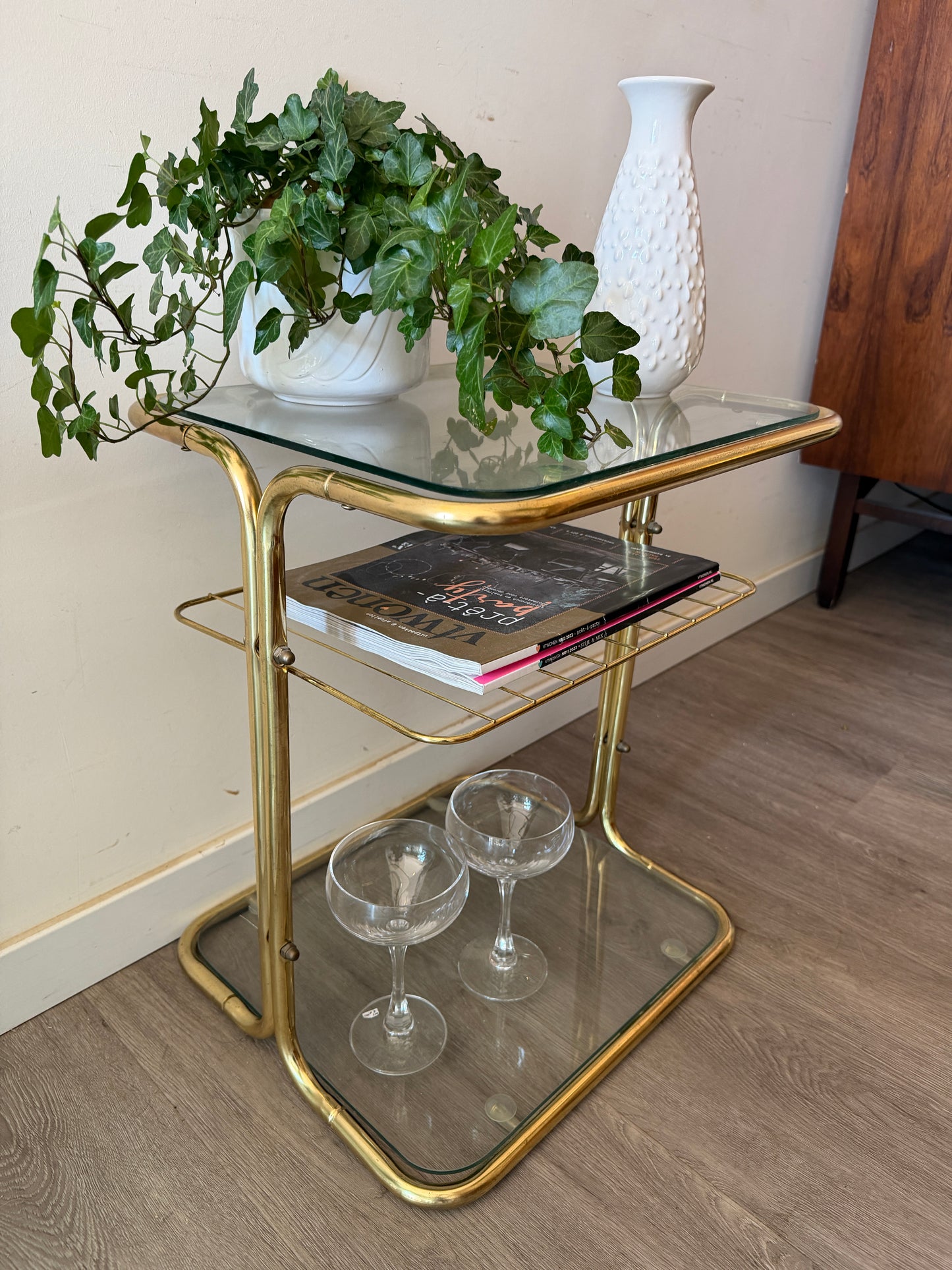 Hollywood Regency bijzettafeltje van messing en glas