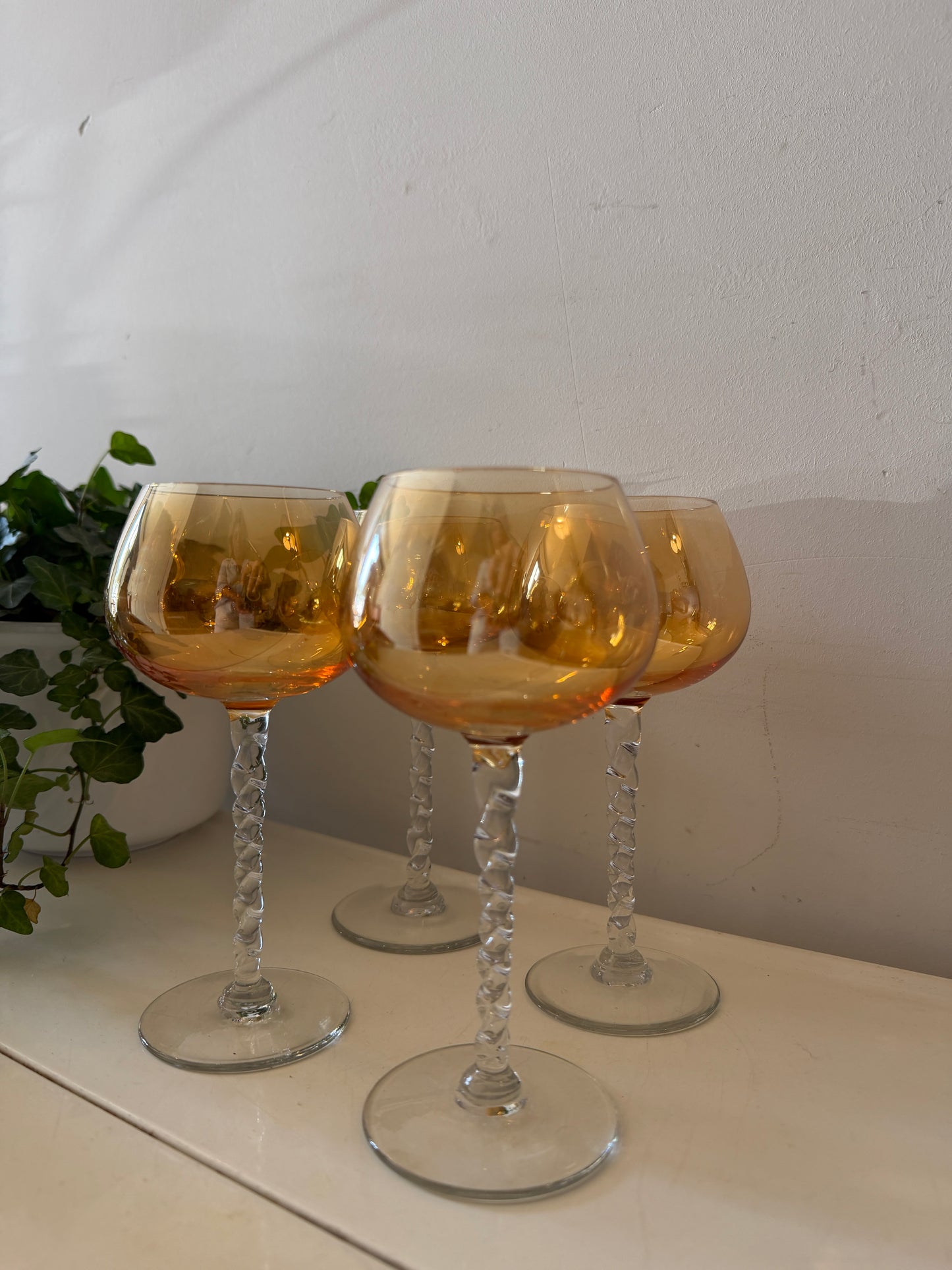 Jaren 30/50 amberkleurige wijnglazen