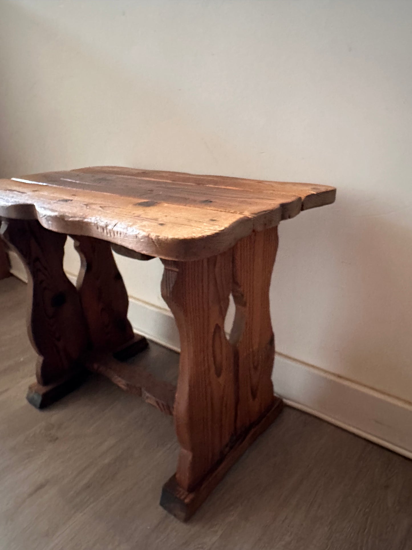 Houten krukje/bijzettafeltje