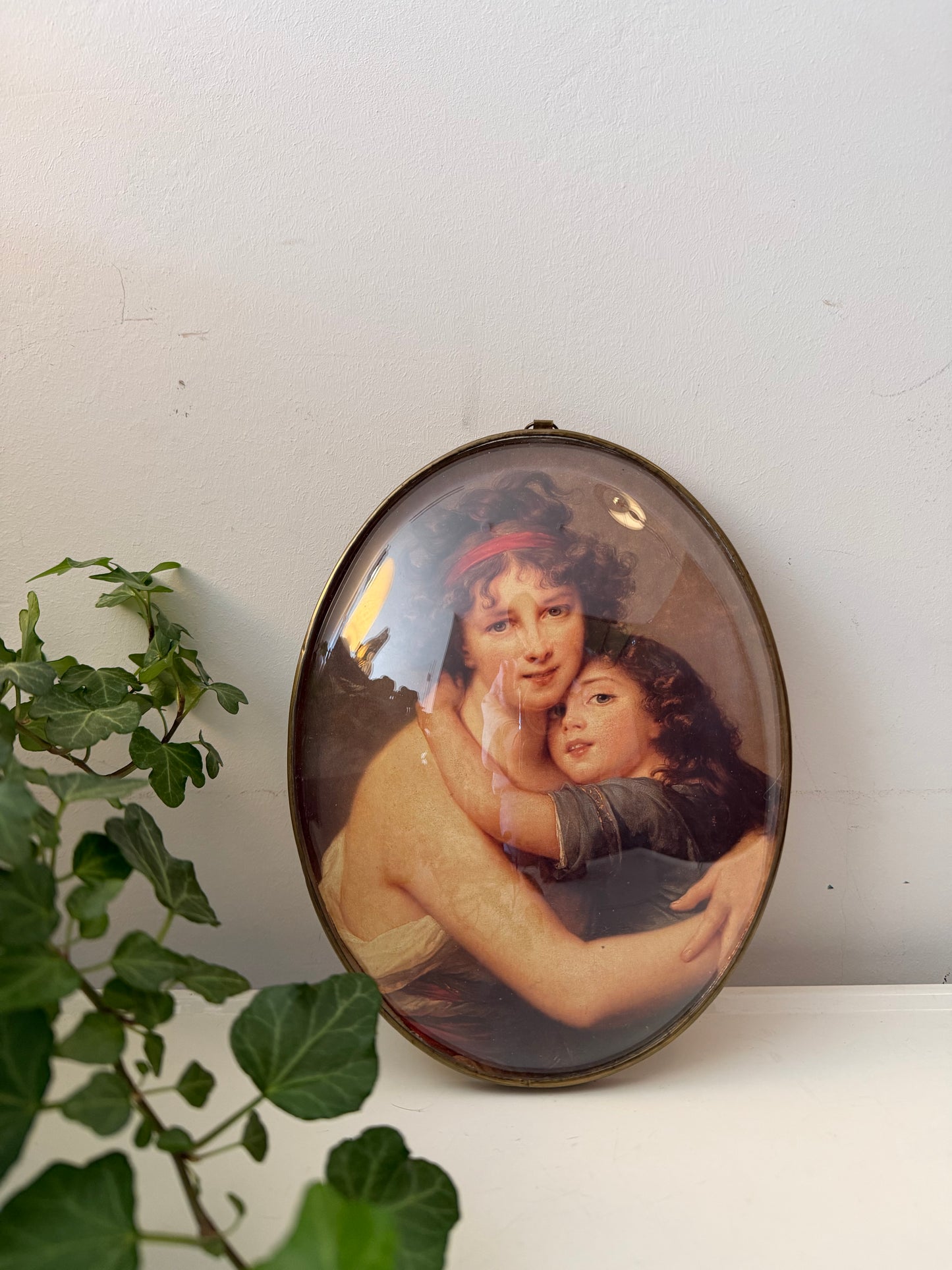 Prent moeder en kind in ovale lijst met bol glas