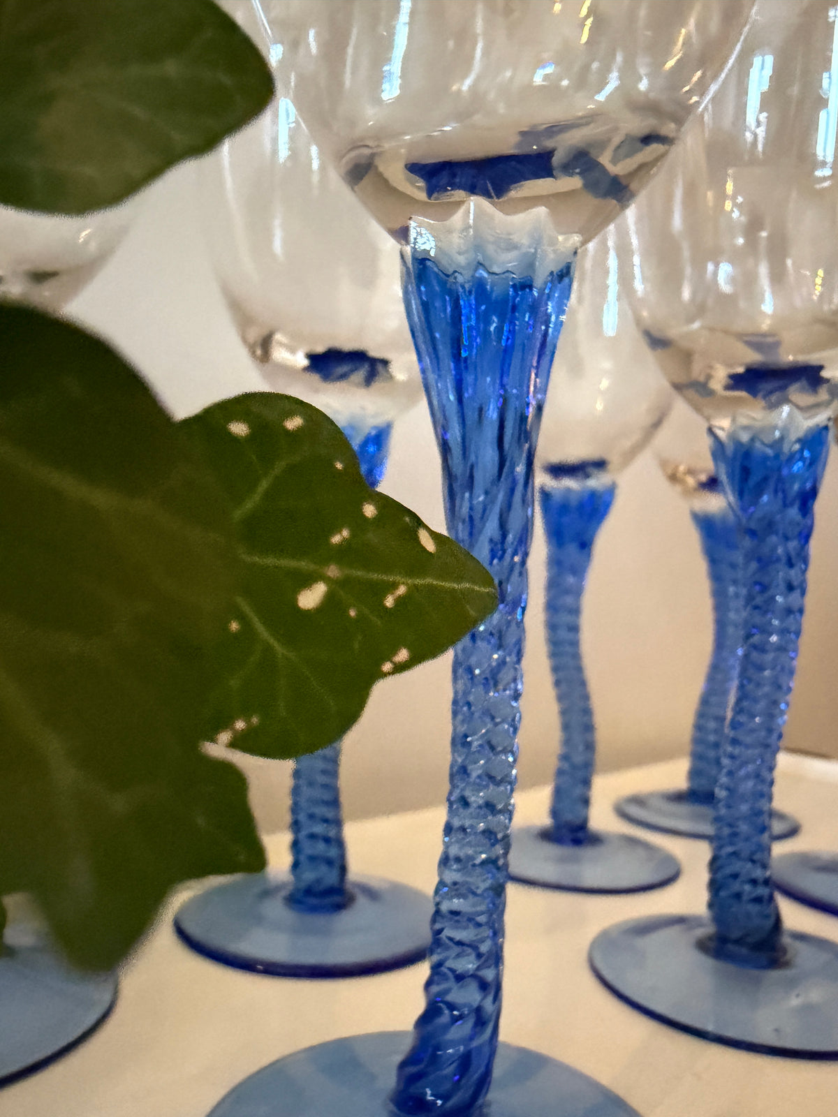 Wijnglazen met blauwe Wavy voet
