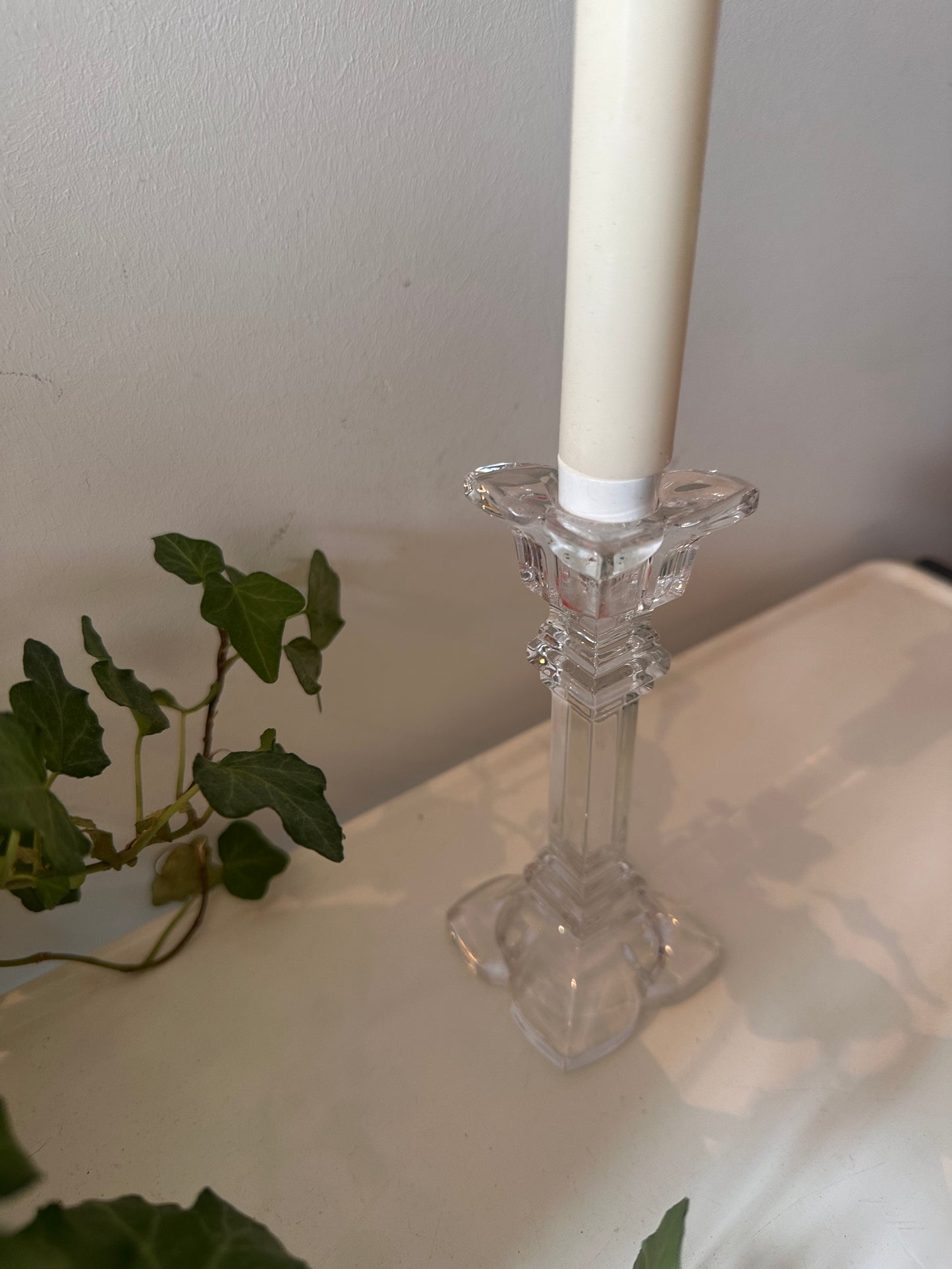 Vintage glazen kandelaar op sierlijke voet