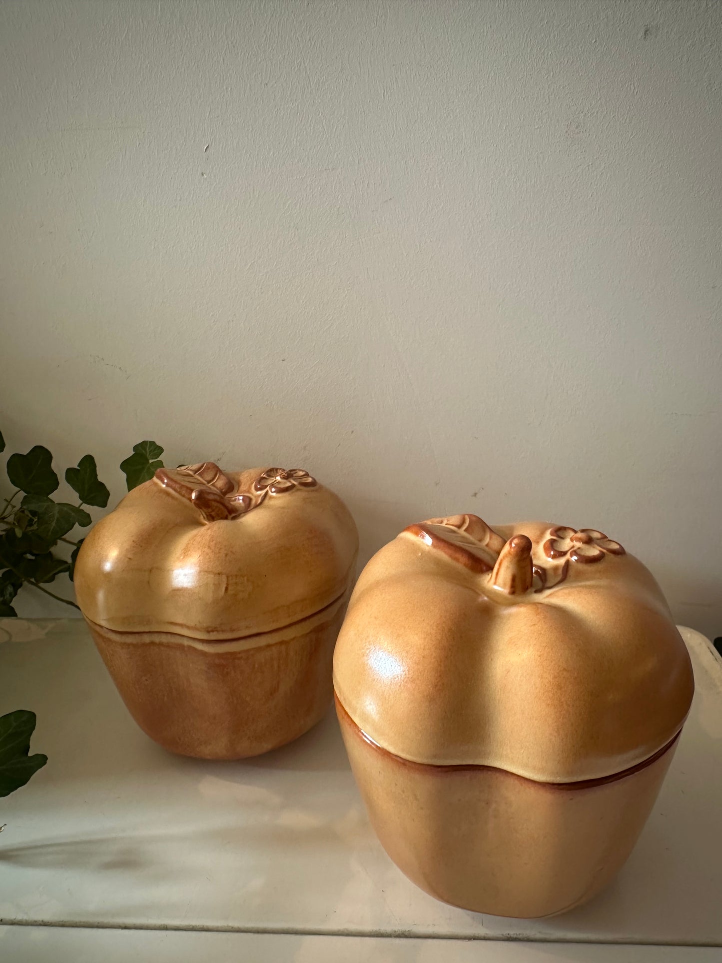 Twee keramieken bewaarpotten jaren 70 Prijs per stuk