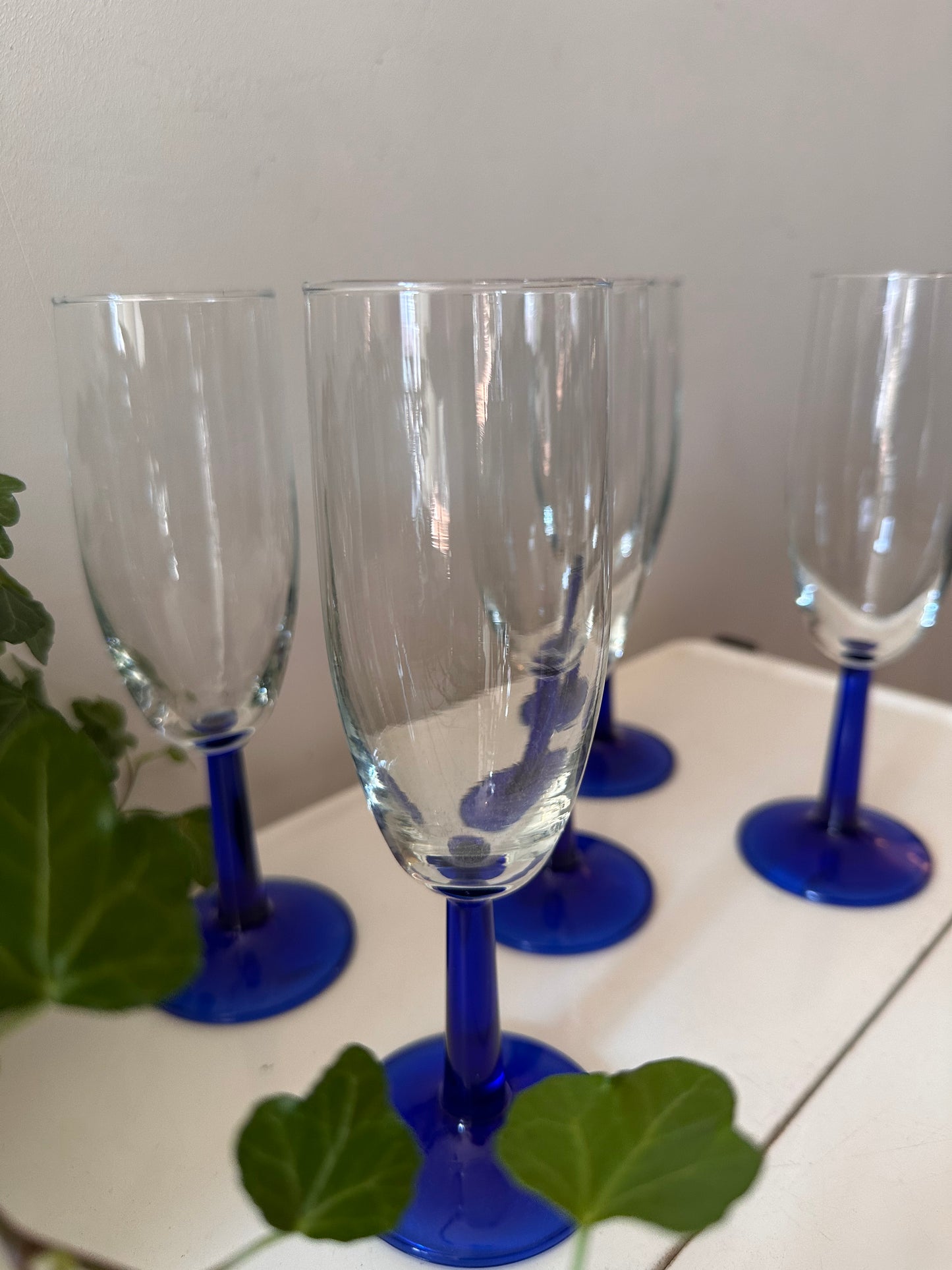 Jaren 80 flutes champagne glazen met blauwe voet