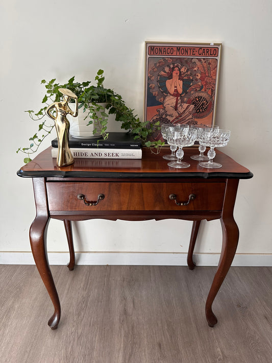 Klassiek houten tafeltje met lade