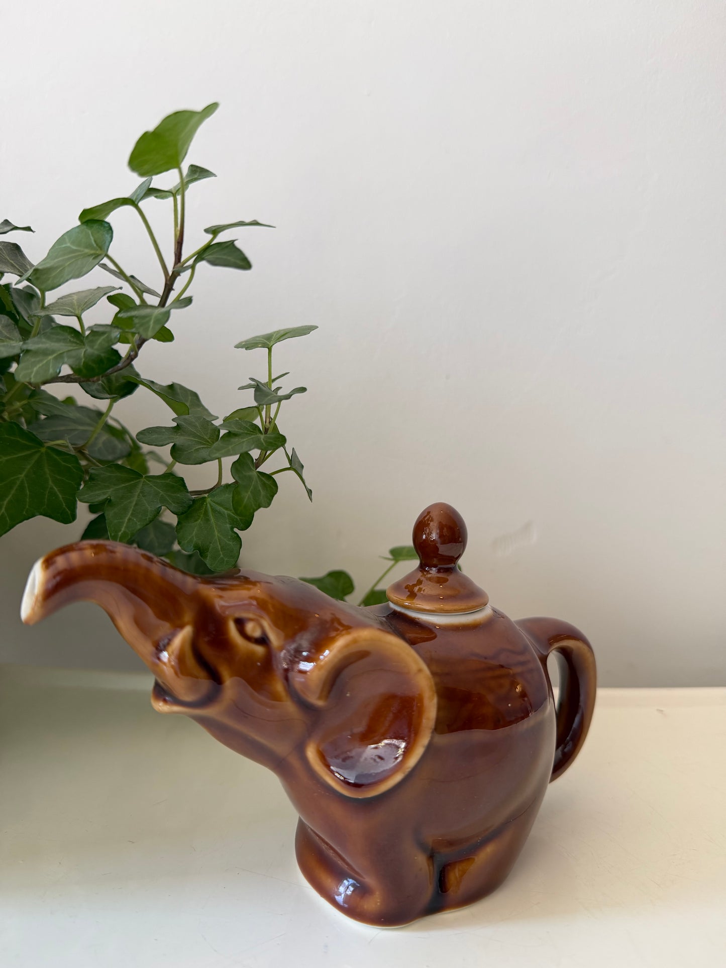 Superlief klein theepot in de vorm van een olifantje bruin keramiek