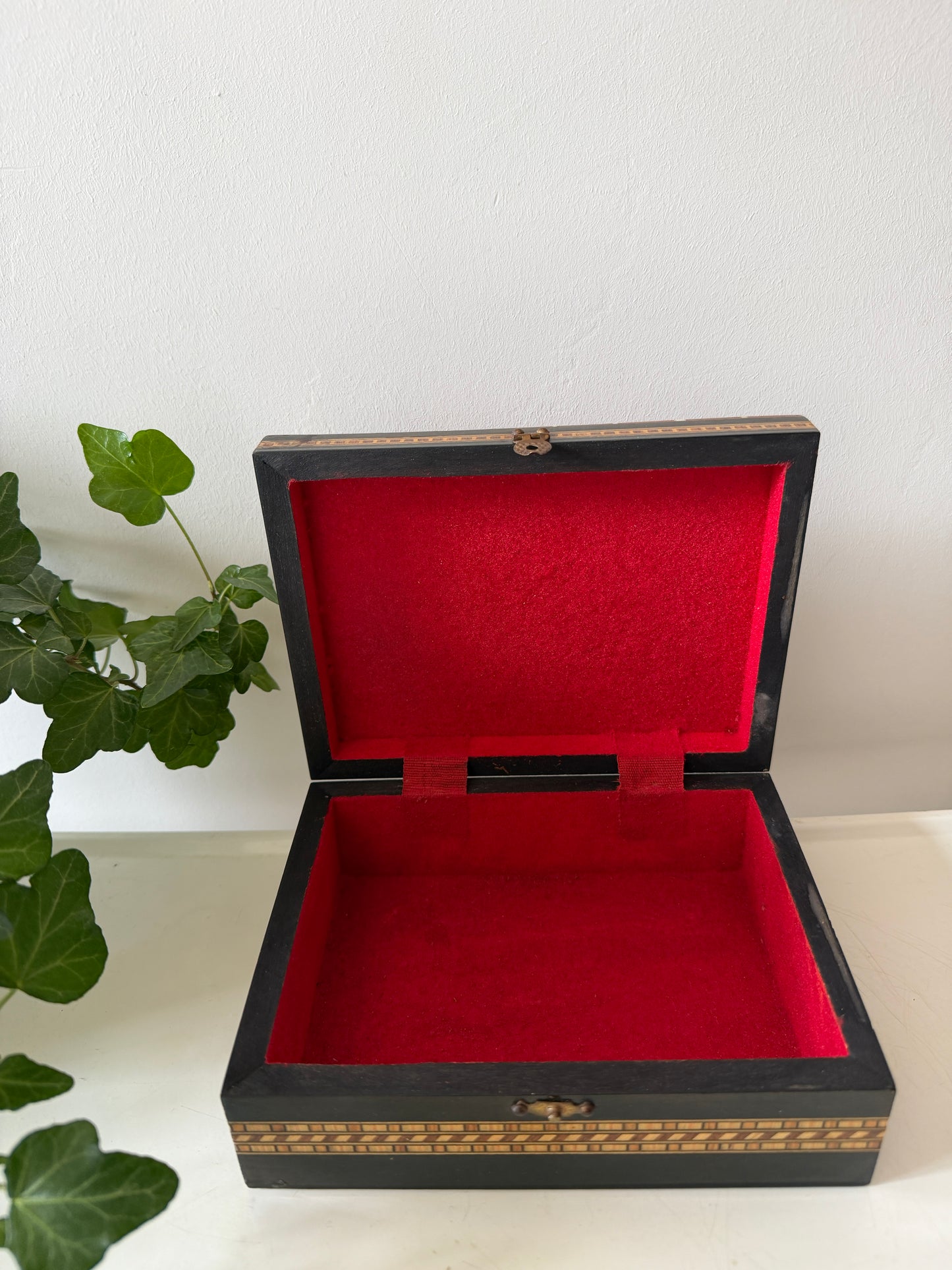 Houten bewaardoosje met ingelegd motief