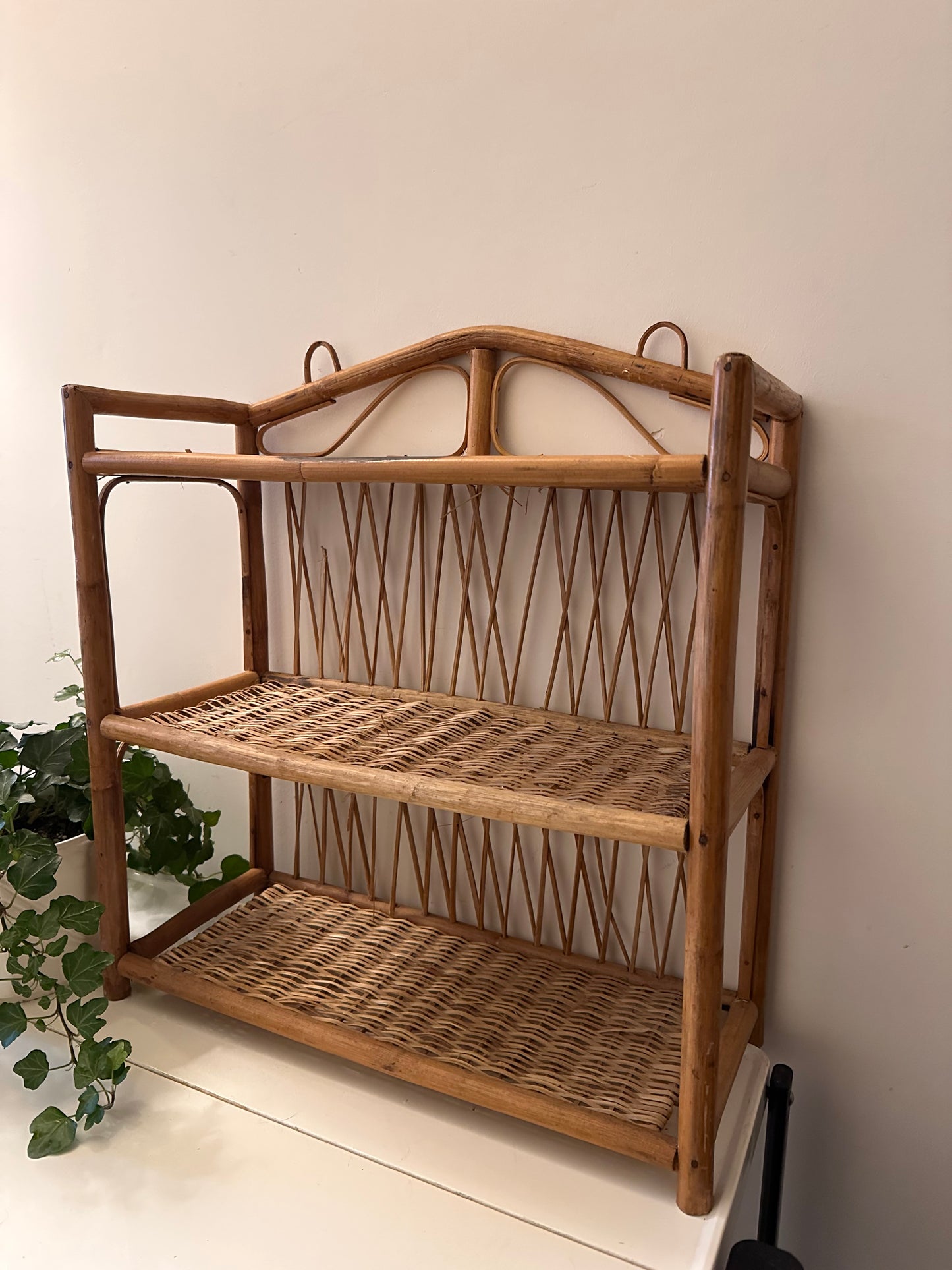 Rotan wandrek met 3 legplanken