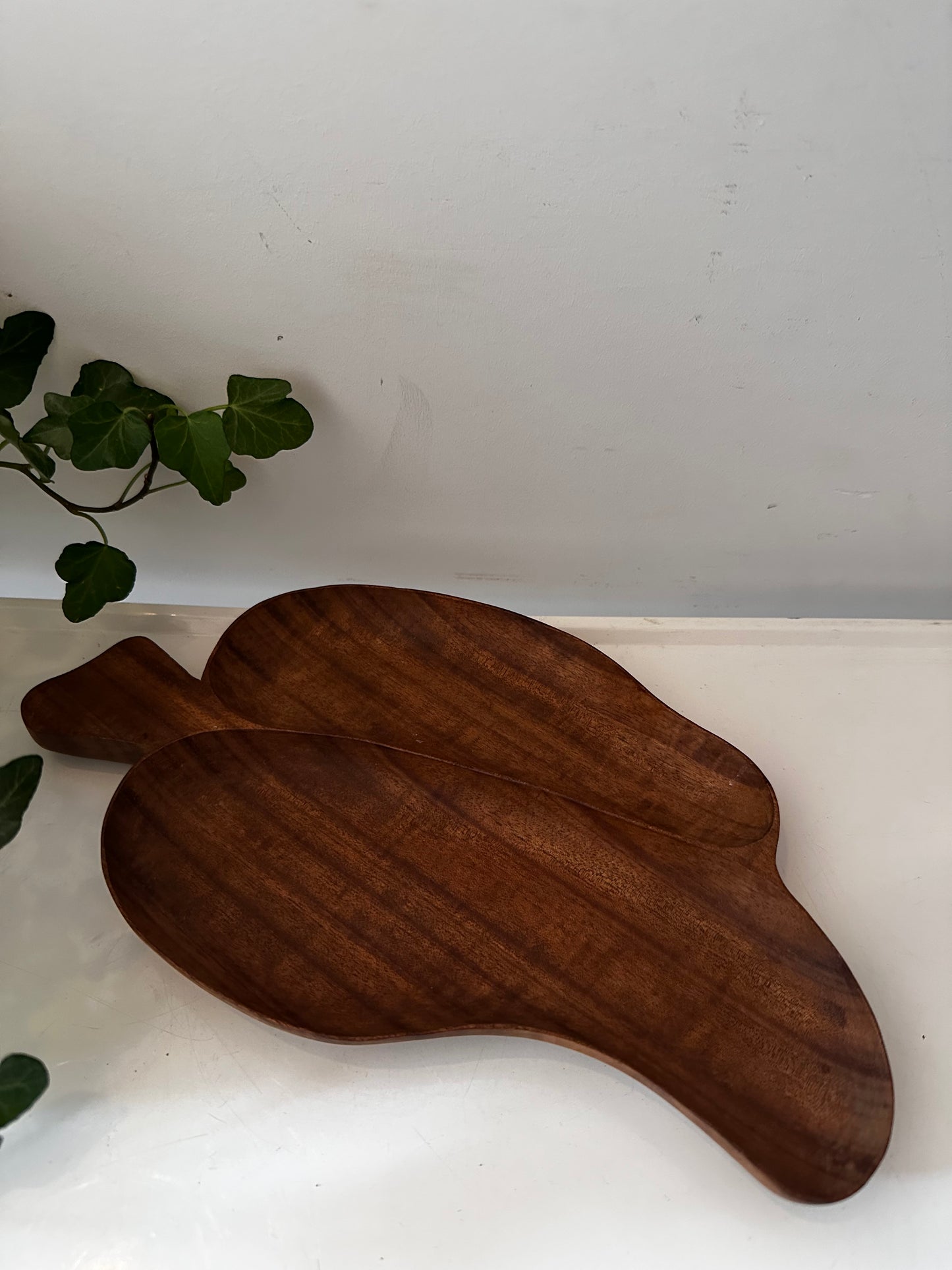 Teakhouten vintage schaal in de vorm van een blad