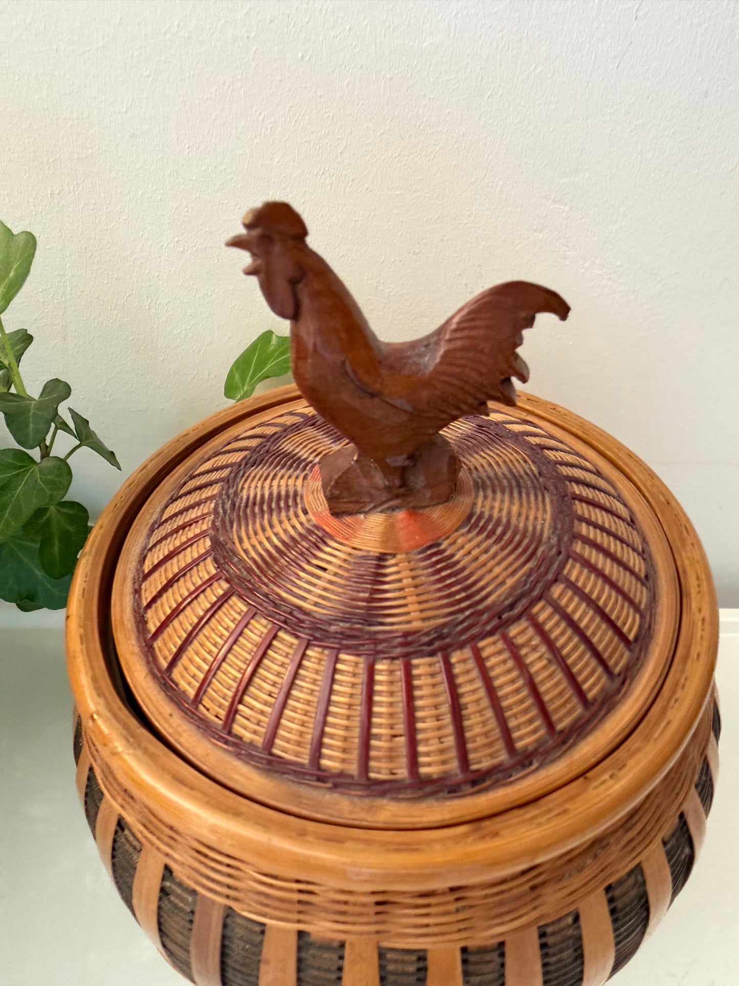 Rotan voorraadpot met haan mid century