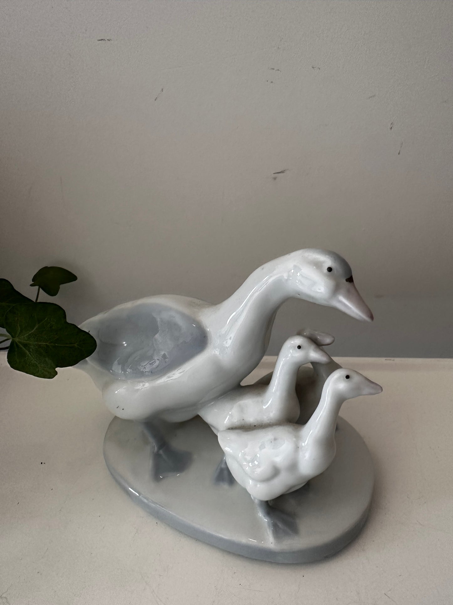 Porseleinen beeldje van gans met kleintjes