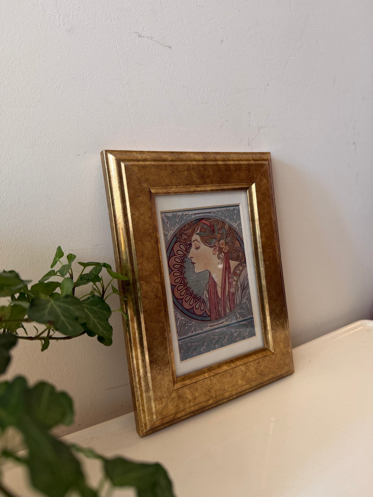 Goudkleurige lijst met art nouveau prent