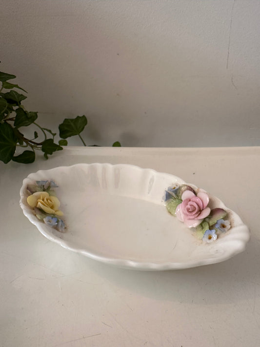 Fijn porseleinen Coalport schaaltje met handgemaakte bloemen