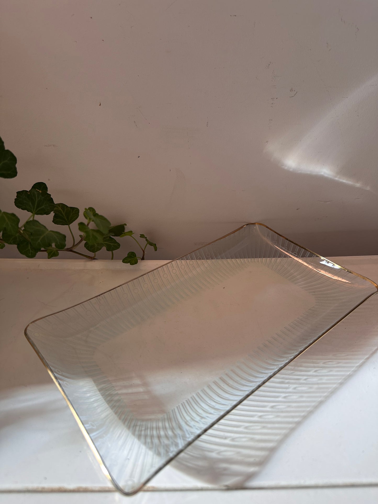 Glazen schaal met goudkleurige rand