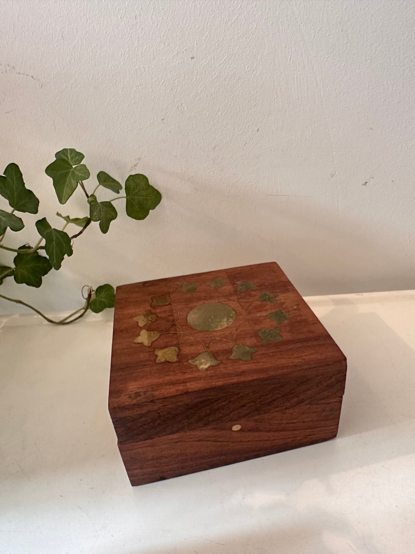 Houten bewaardoosje met messing inleg