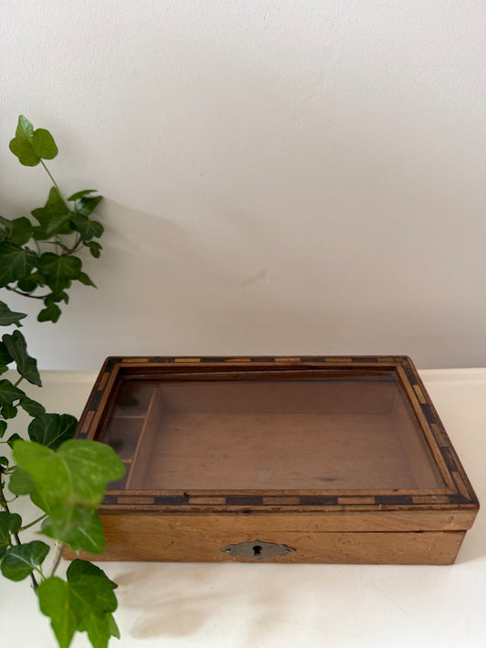 Houten bewaardoosje met glazen ruitje
